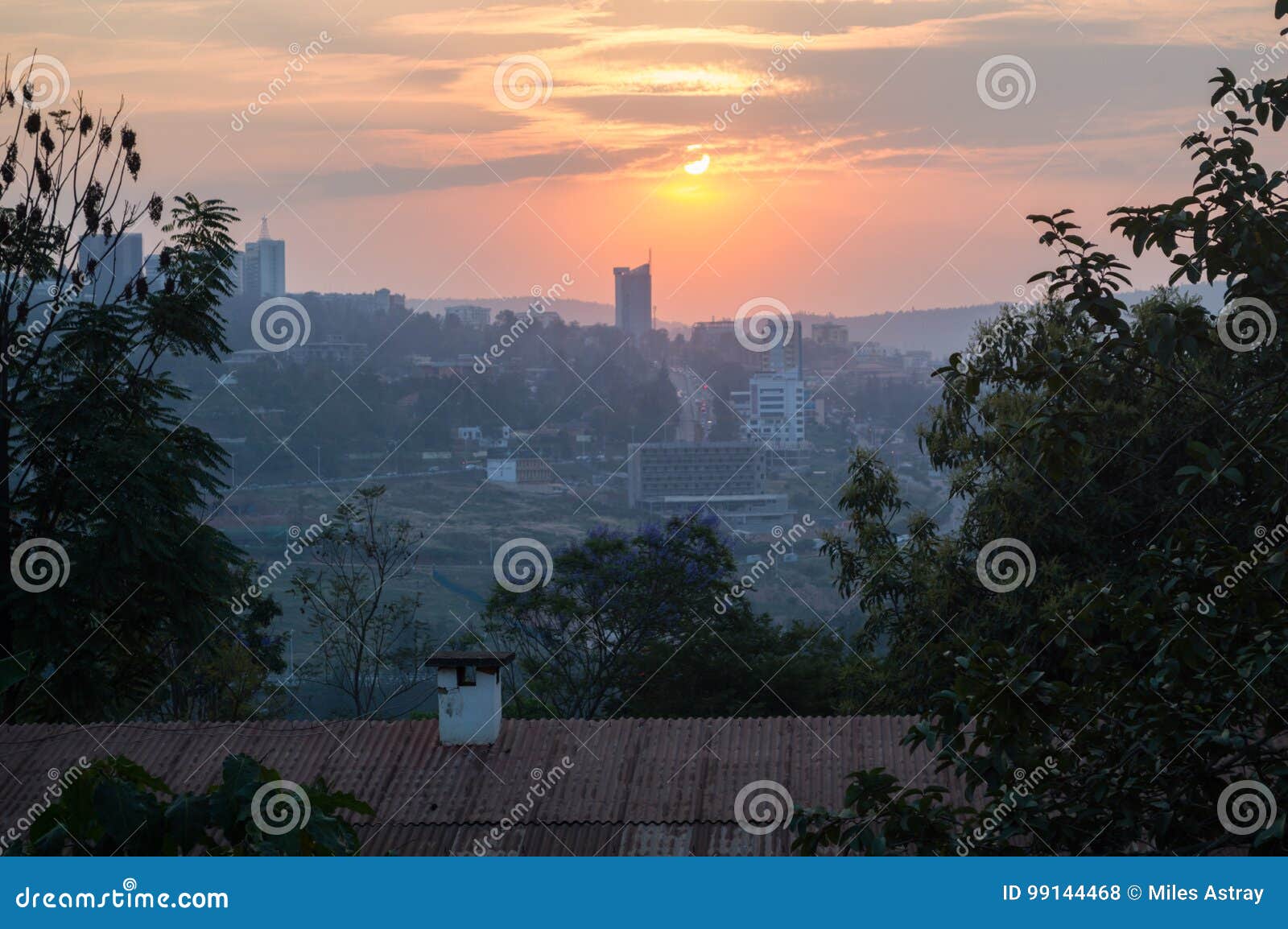 Um Por Do Sol Sobre Kigali Em Ruanda Foto de Stock Imagem de