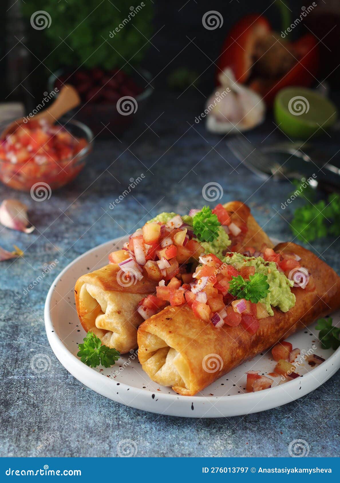 Foto de chimichangas em um prato de comida mexicana