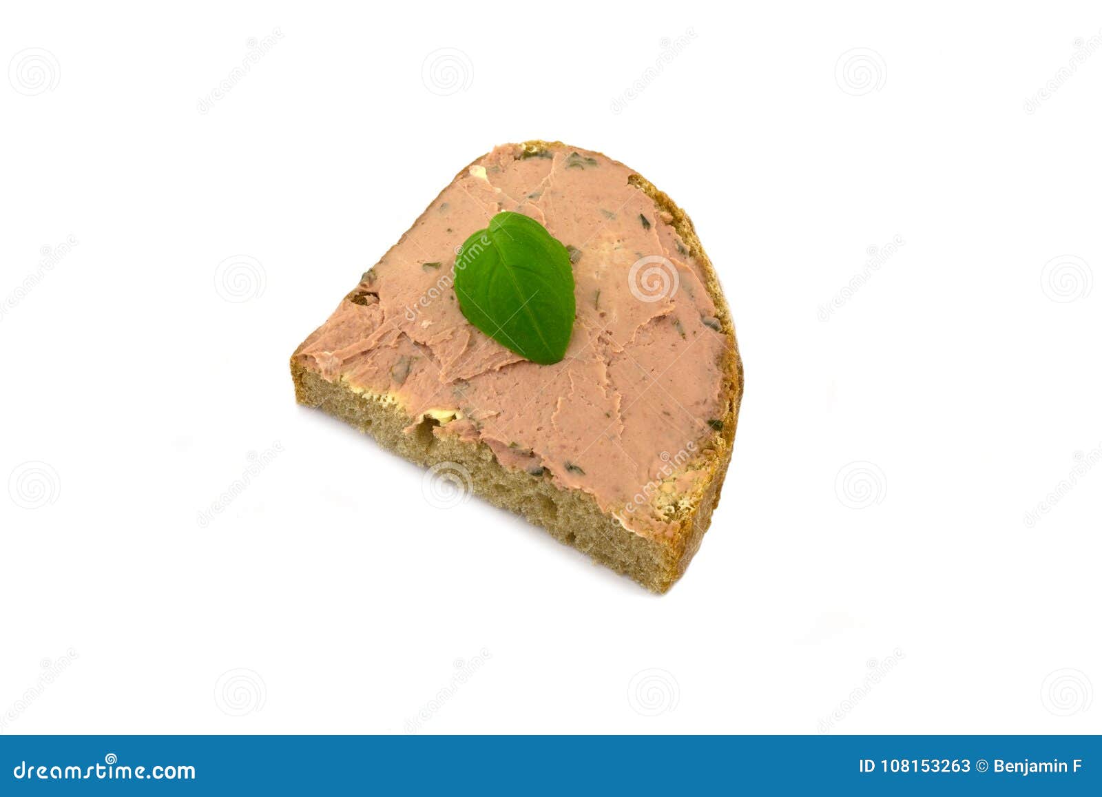 Um pão da salsicha de fígado em um fundo branco