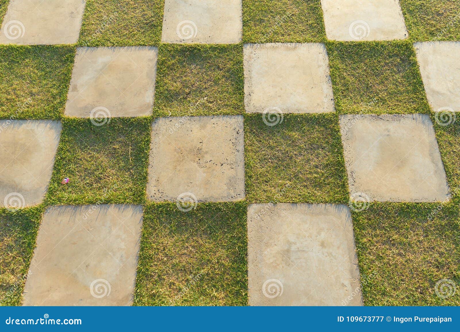 Vista De Cima De Um Tabuleiro De Xadrez Em Concreto Com Peças De Xadrez E  Uma Mão-de-mão a Mexer-se Foto de Stock - Imagem de estratégia,  profissional: 227494294