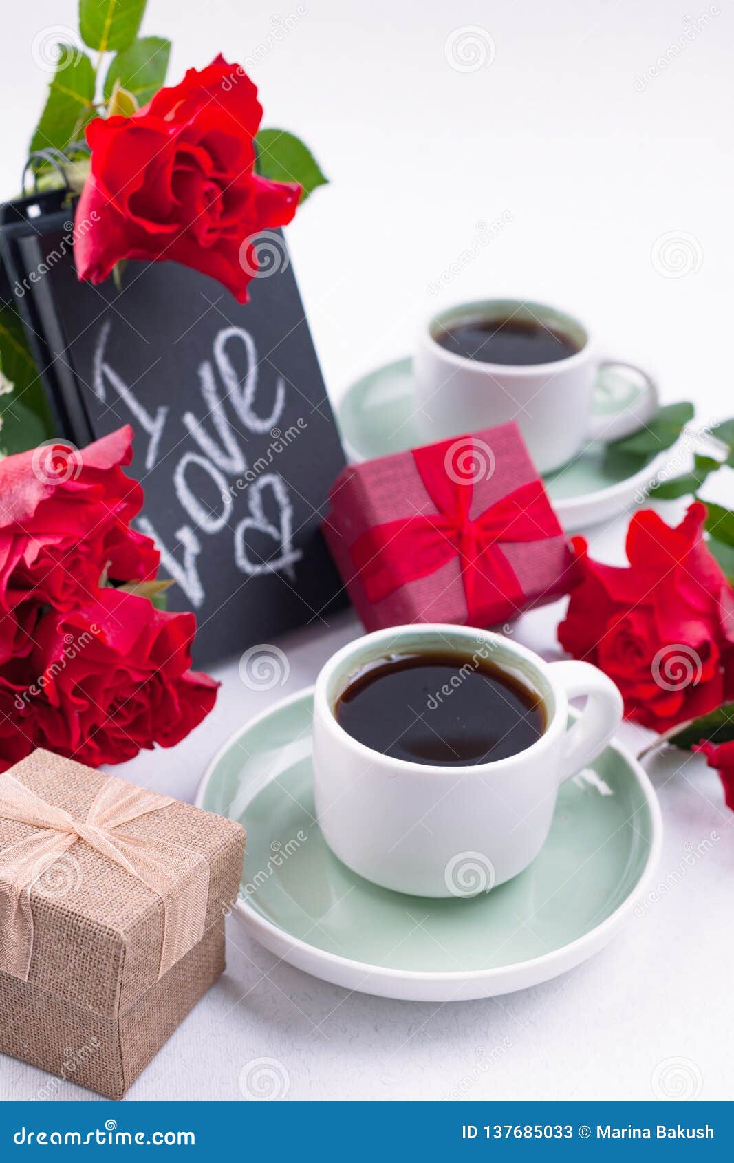 Um Ramalhete De Rosas Vermelhas E Chá Aromático Fresco Para Flores Românticas De Um Café Da Manhã E Uma Letra Como Um Presente O Imagem de Stock - Imagem de beleza, postcard: Um Ramalhete De Rosas Vermelhas E Chá Aromático Fresco Para Flores Românticas De Um Café Da Manhã E Uma Letra Como Um Presente O Imagem de Stock - Imagem de beleza, postcard: