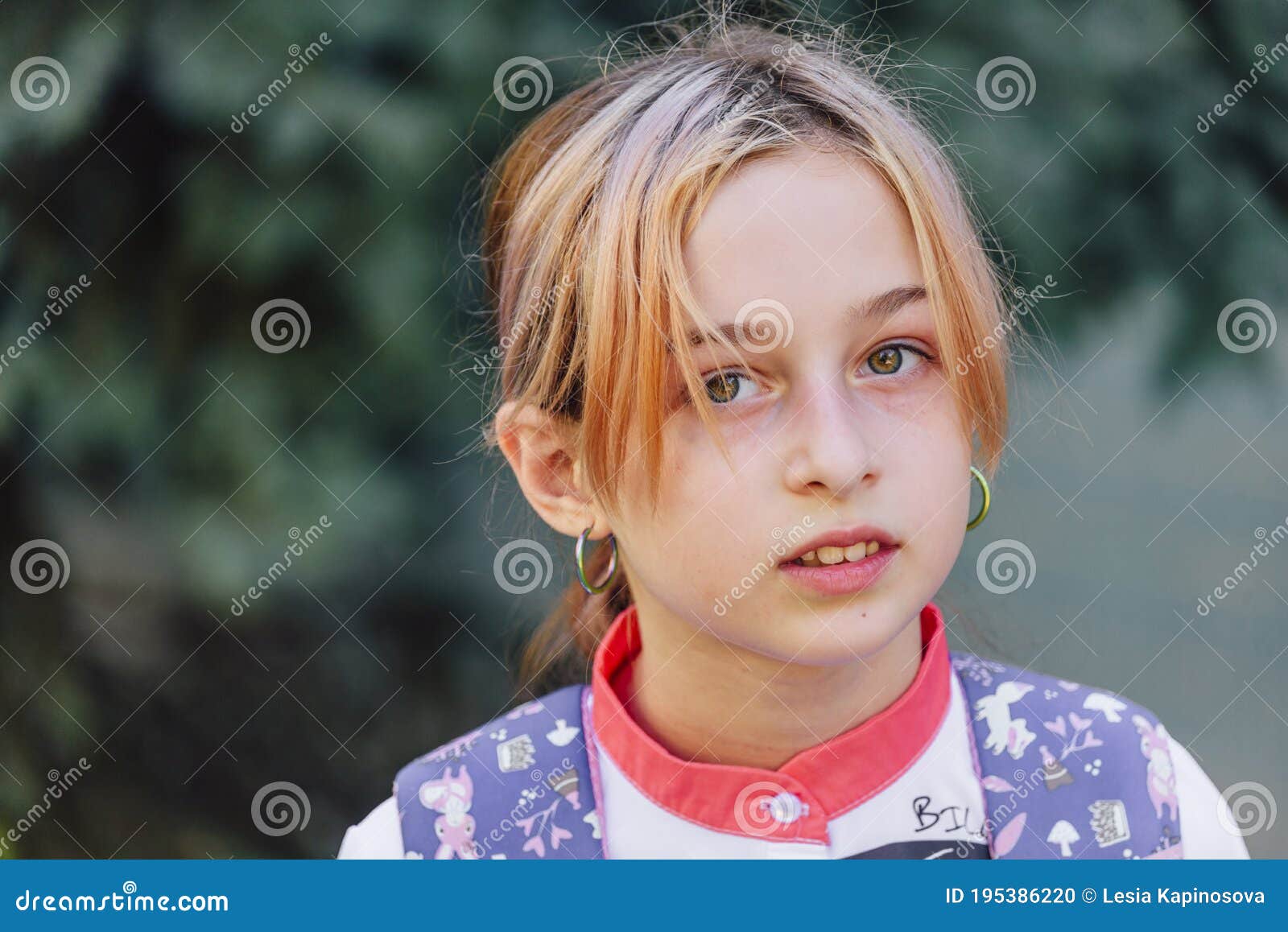 Menina de 10 anos no mar. retrato de um adolescente. garota de