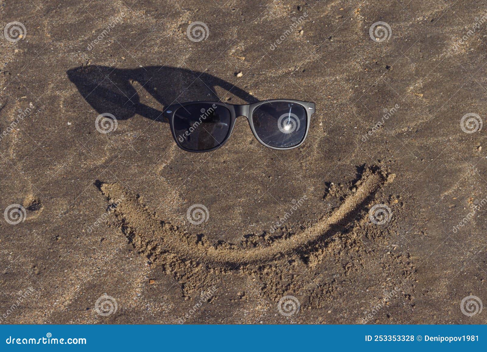 Jogo Engraçado Da Menina Enterrado Em óculos De Sol De Sorriso Da Areia Da  Praia Foto de Stock - Imagem de sunglasses, ensolarado: 35454010