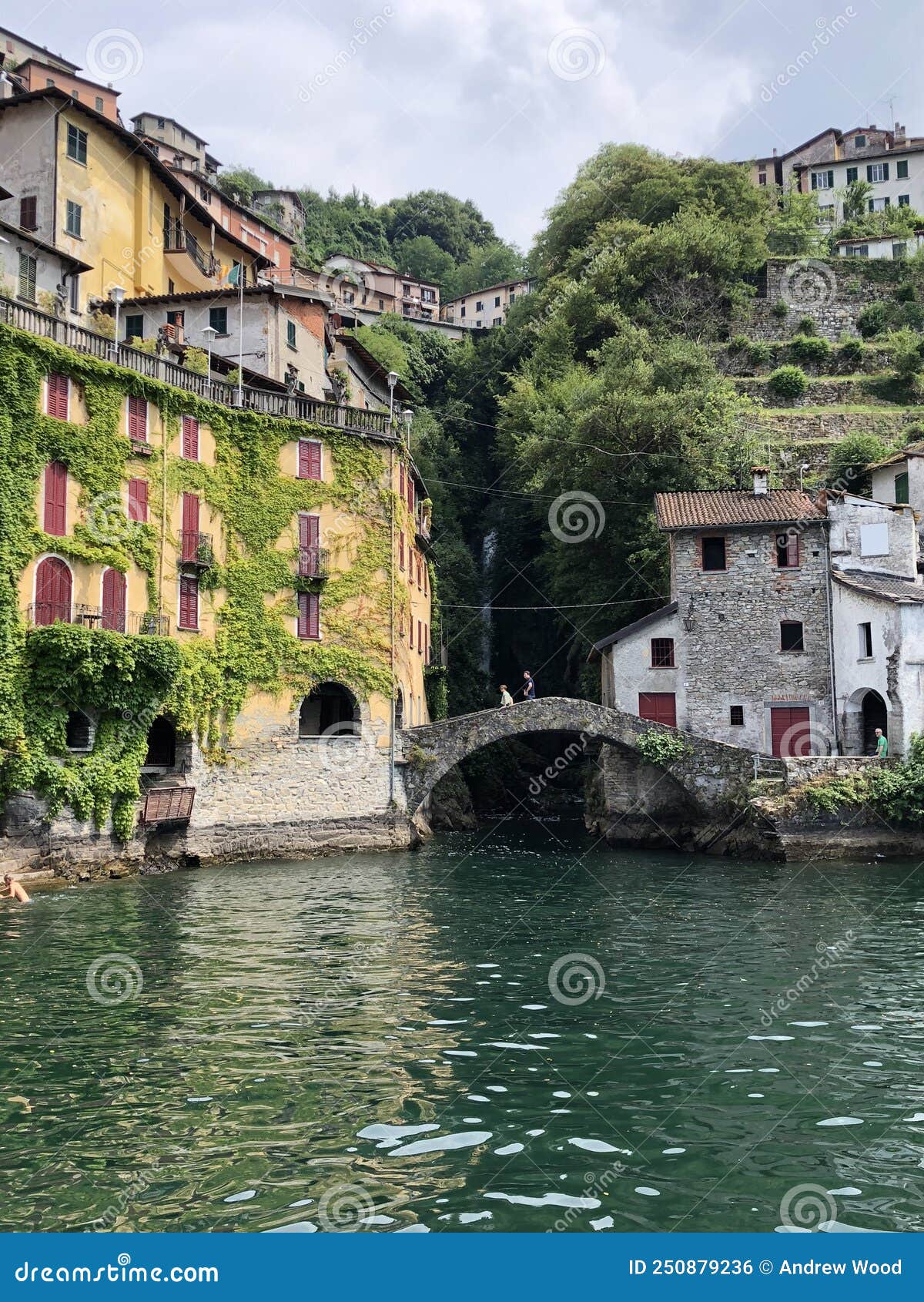 Um Tiro Alto De Uma Bela Ponte No Lago Como Itália Foto de Stock - Imagem  de tiro, alto: 250879236