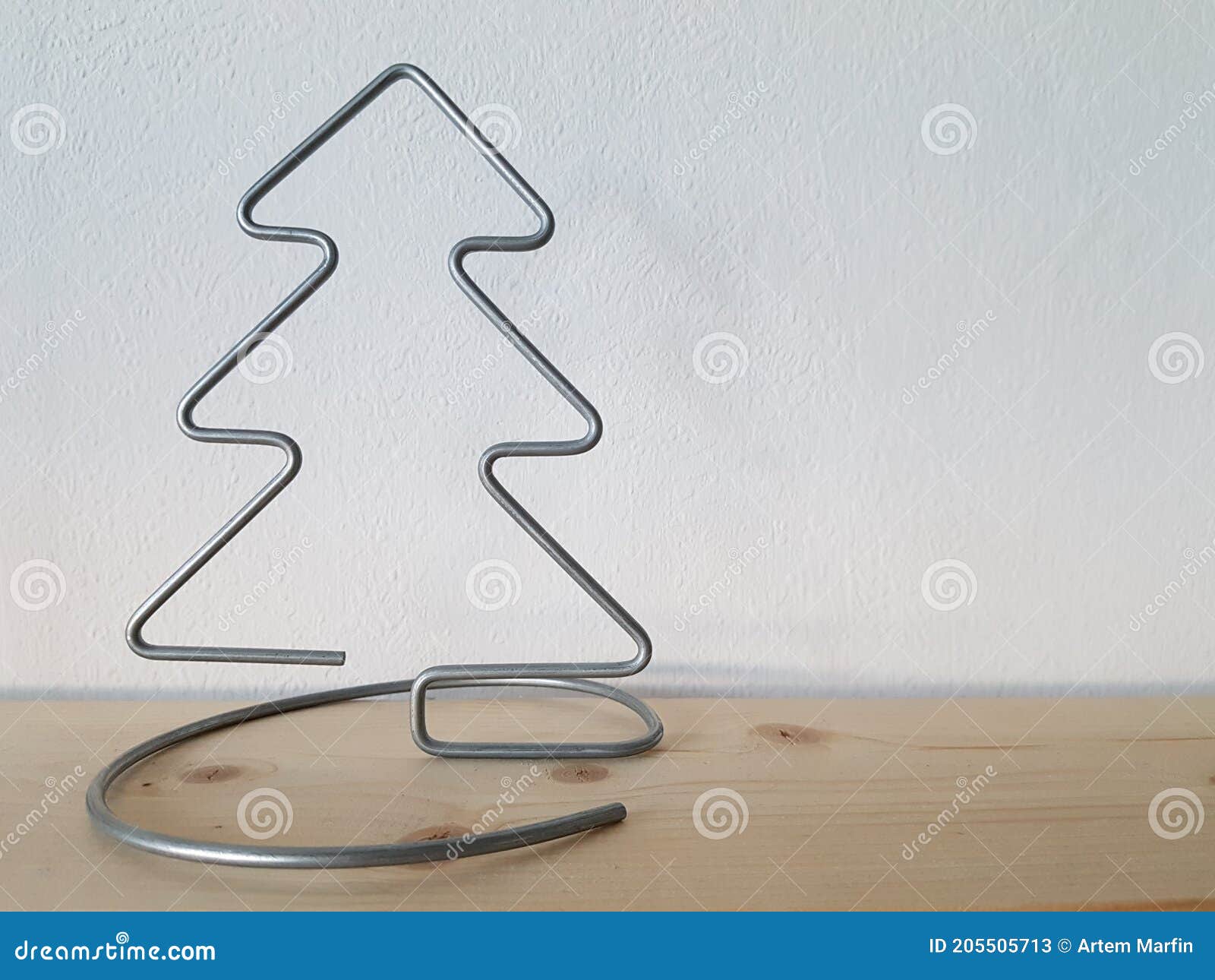 Uma árvore De Natal De Natal Arame Fica Em Uma Prateleira De Madeira Com Papel De Parede Branco Simbolizando Inverno E Neve. Imagem de Stock - Imagem de backdrop, presente: 205505713 Uma árvore De Natal De Natal Arame Fica Em Uma Prateleira De Madeira Com Papel De Parede Branco Simbolizando Inverno E Neve. Imagem de Stock - Imagem de backdrop, presente: 205505713