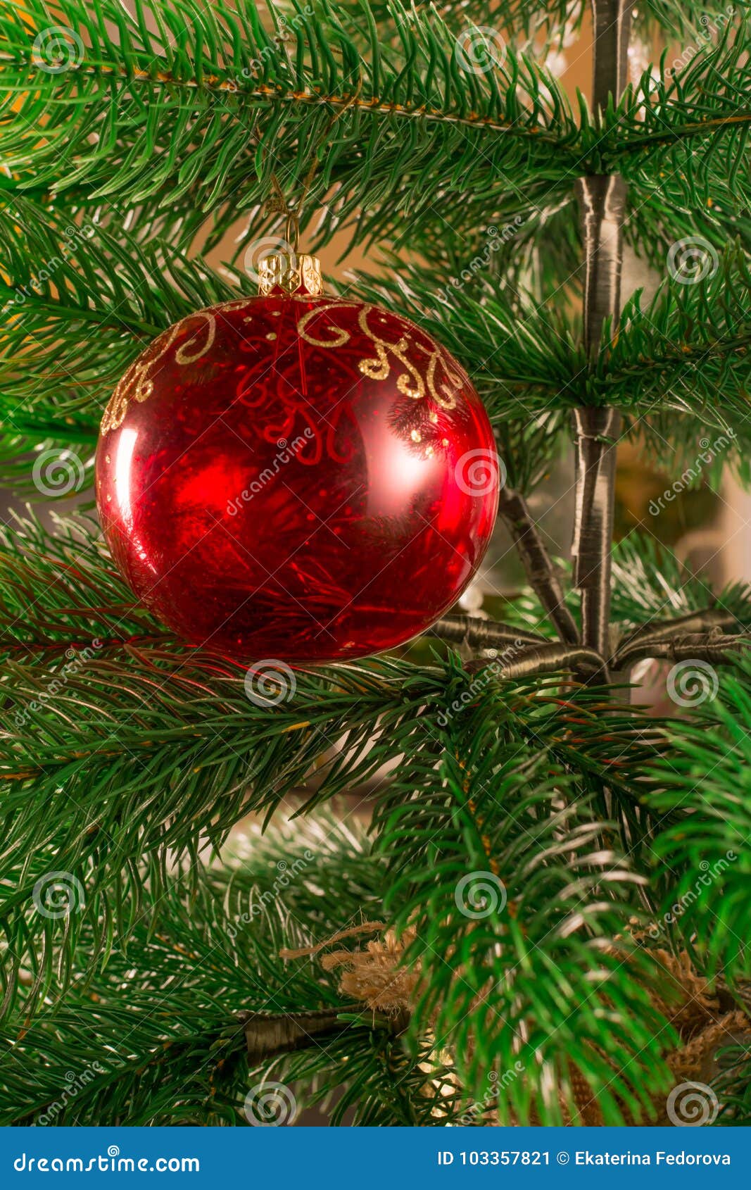 Uma árvore De Natal Decorada Com Uma Bola De Vidro Vermelha Uma Bola  Transparente Do ` S Do Ano Novo Fundo Bonito Do Natal Imagem de Stock -  Imagem de detalhe, natal: 103357821