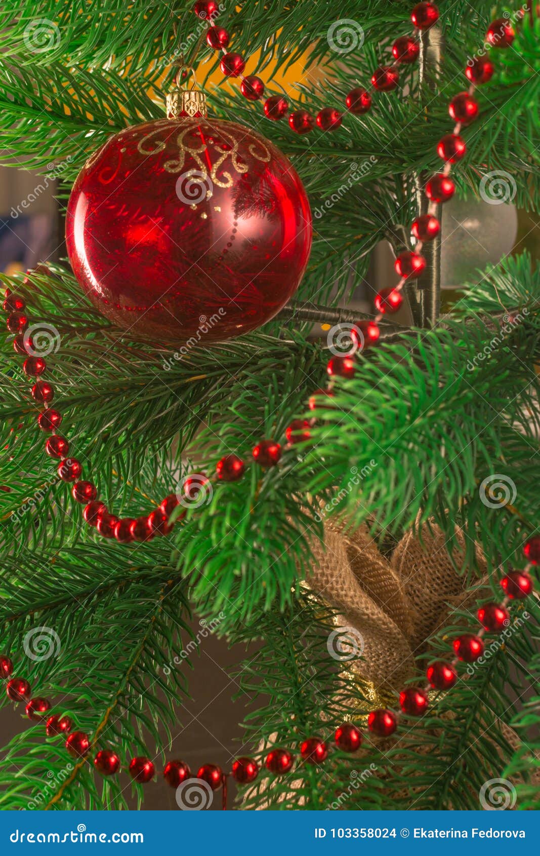 Uma árvore De Natal Decorada Com Grânulos E a Uma Bola De Vidro Vermelha  Uma Bola Transparente Do ` S Do Ano Novo Natal Bonito Foto de Stock -  Imagem de brilho,