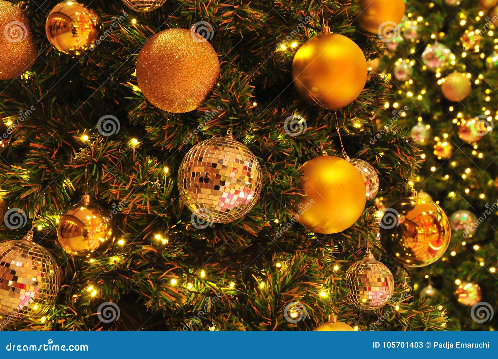 Uma árvore De Natal E Bolas Do Natal Douradas E De Prata Imagem de Stock - Imagem de esferas, exterior: 105701403 Uma árvore De Natal E Bolas Do Natal Douradas E De Prata Imagem de Stock - Imagem de esferas, exterior: 105701403