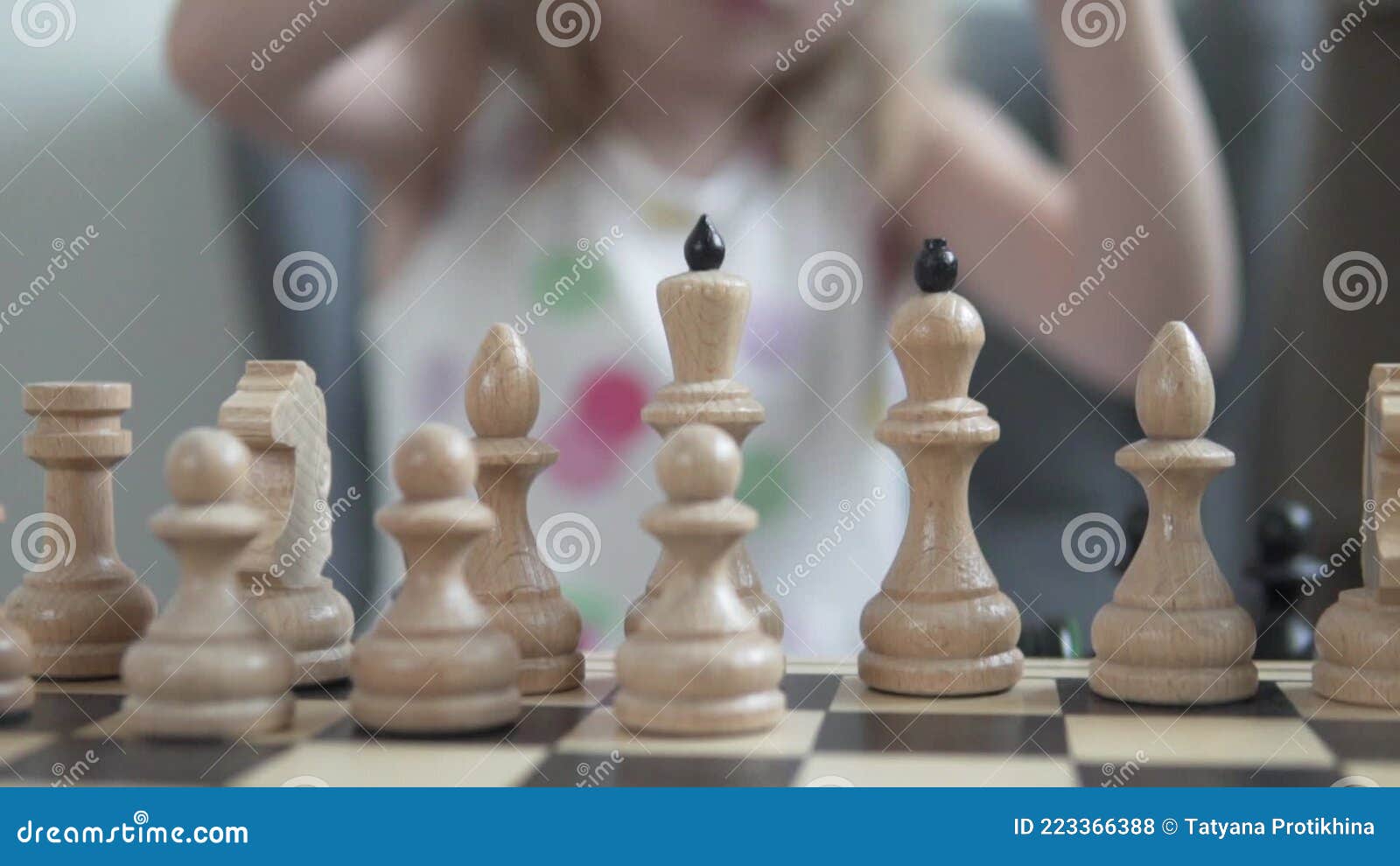 Mão Masculina Movendo O Peão Preto Em Foco No Tabuleiro De Madeira