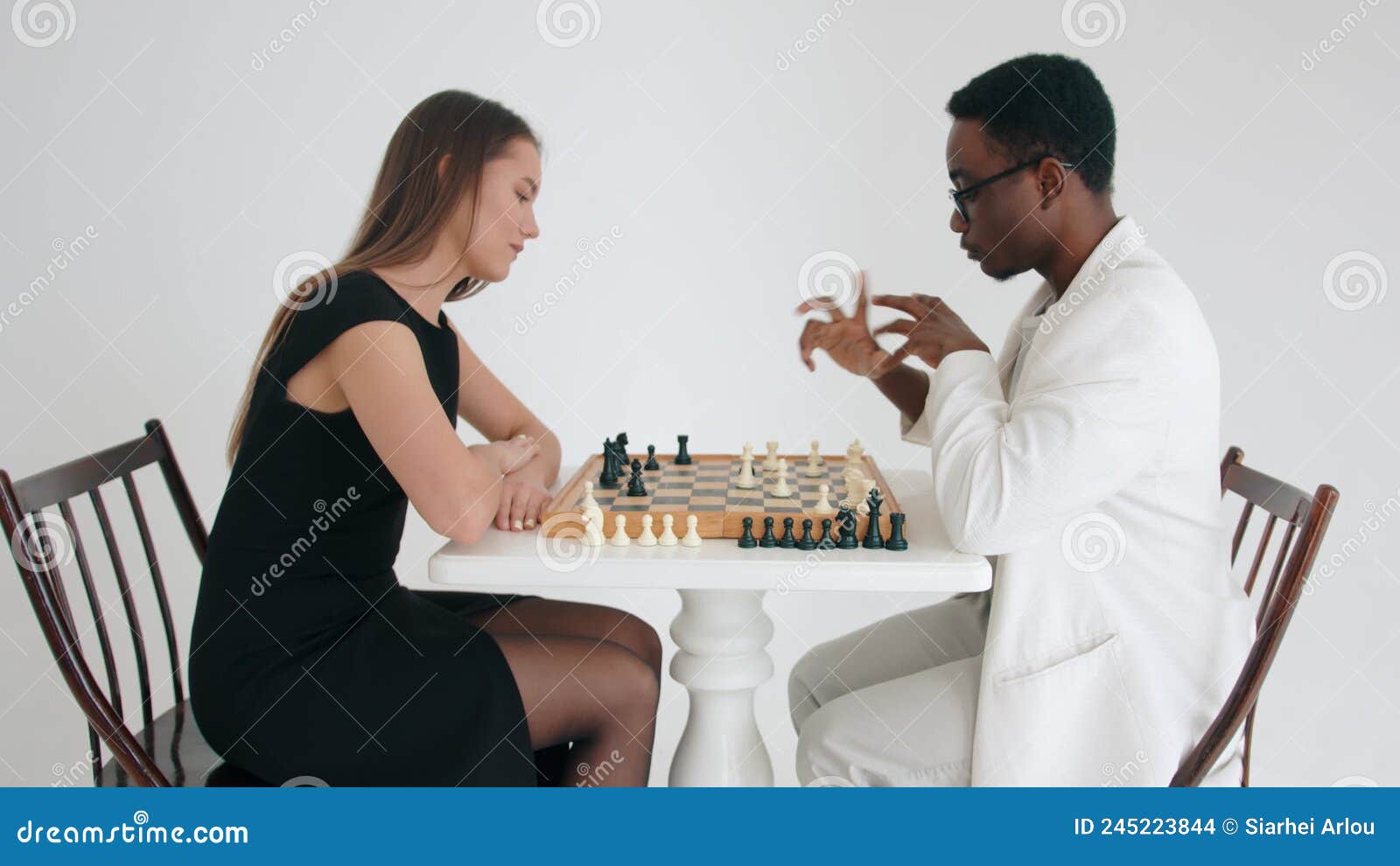 Uma Bela Garota Caucasiana Joga Xadrez Com Um Cara Americano Africano. O  Conceito De Unidade Inter-racial E De União Mútua Filme - Vídeo de xadrez,  passatempo: 245223844