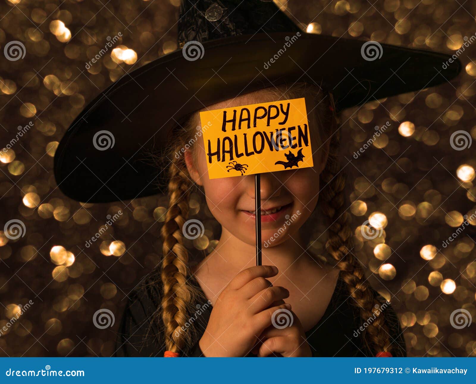 Halloween: Bruxas Bonitas Olhando Sobre O Cartão Branco Foto