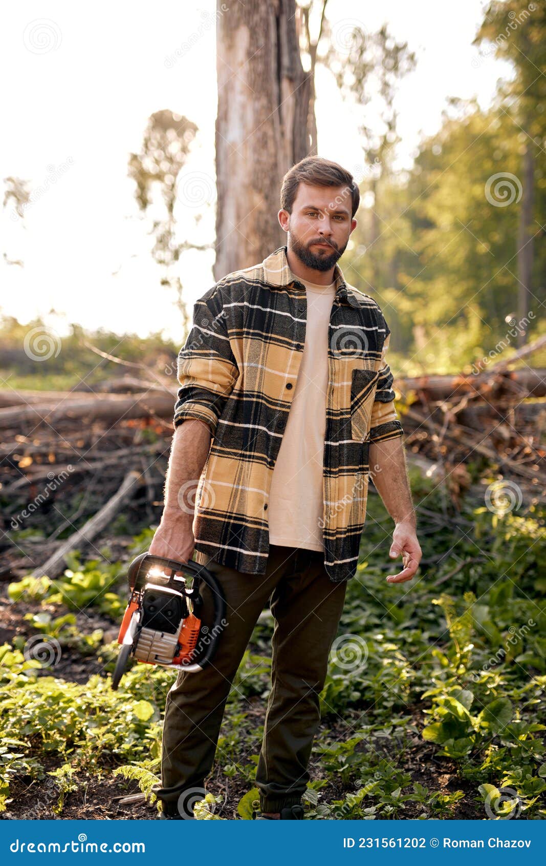 Uma Camisa Casual, Jovem E Séria, Está Se Preparando Para Cortar árvores  Com Serra Elétrica Foto de Stock - Imagem de naughty, brutal: 231561202