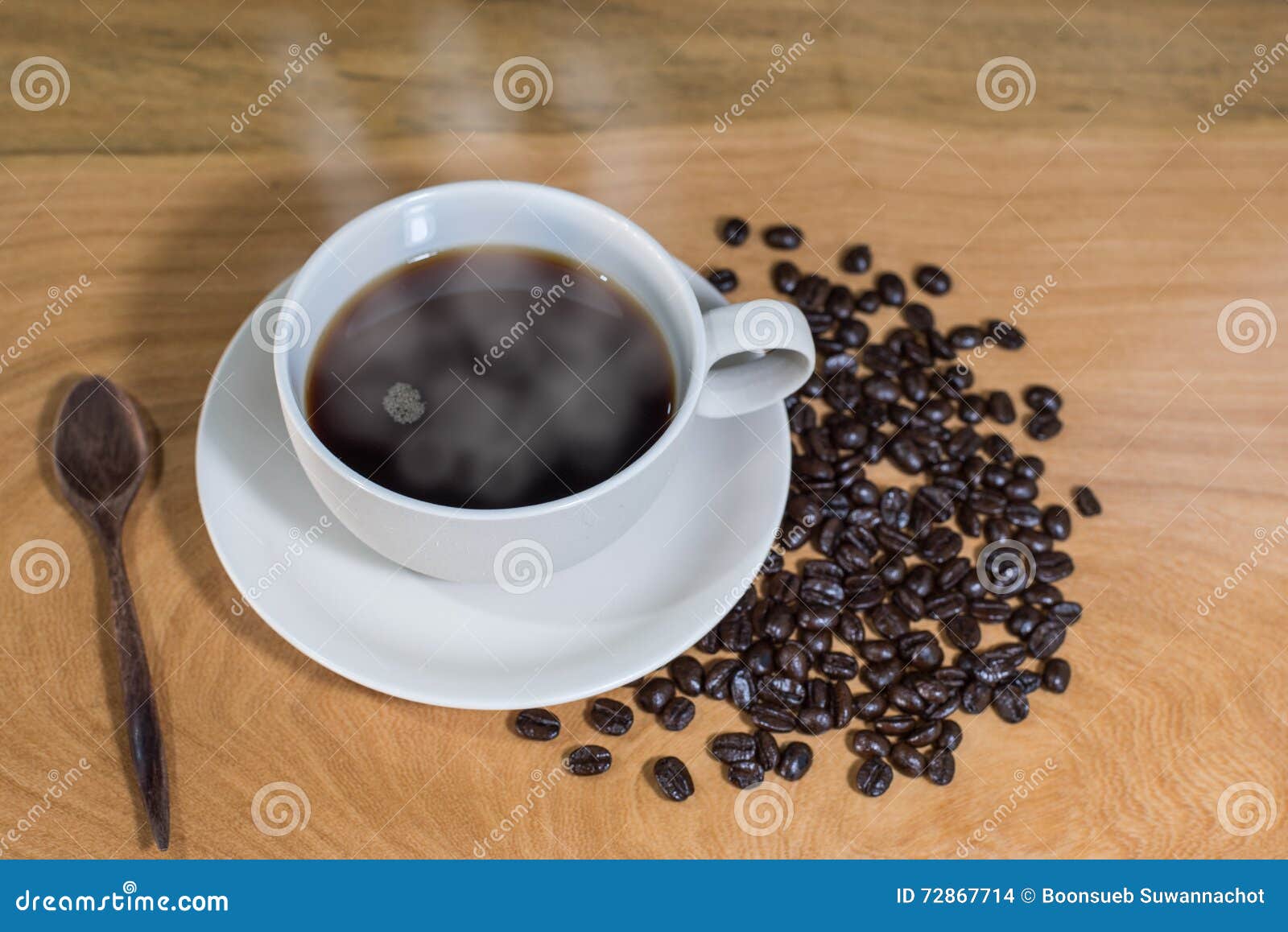 Uma chávena de café quente. Uma xícara de café quente na tabela de madeira