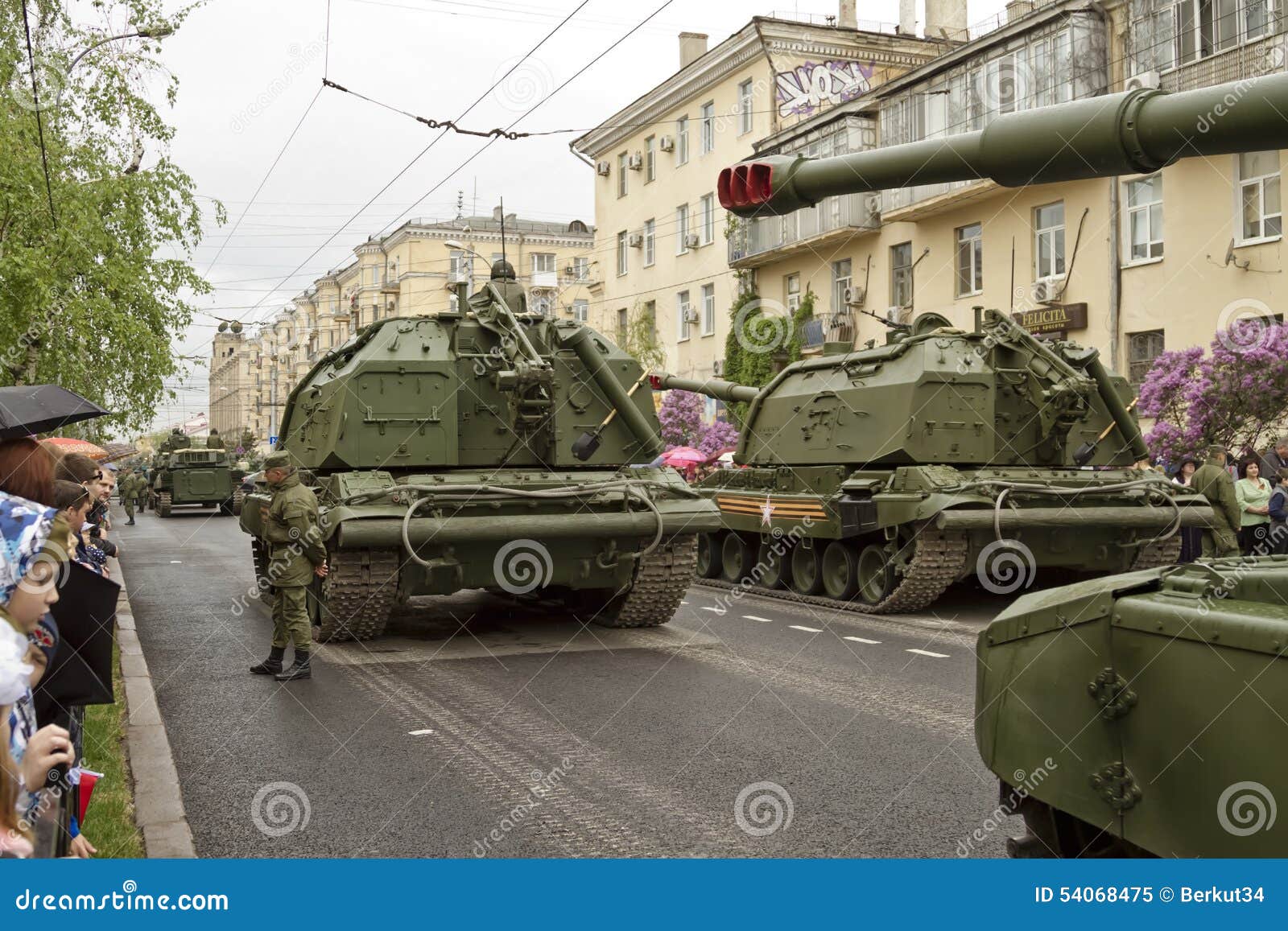 Uma coluna de veículos blindados e de tanques construiu fora do mundo t. VOLGOGRAD - 9 DE MAIO: Uma coluna de veículos blindados e de tanques construiu fora do mundo para participar na parada da vitória 9 de maio de 2015 em Volgograd, Rússia