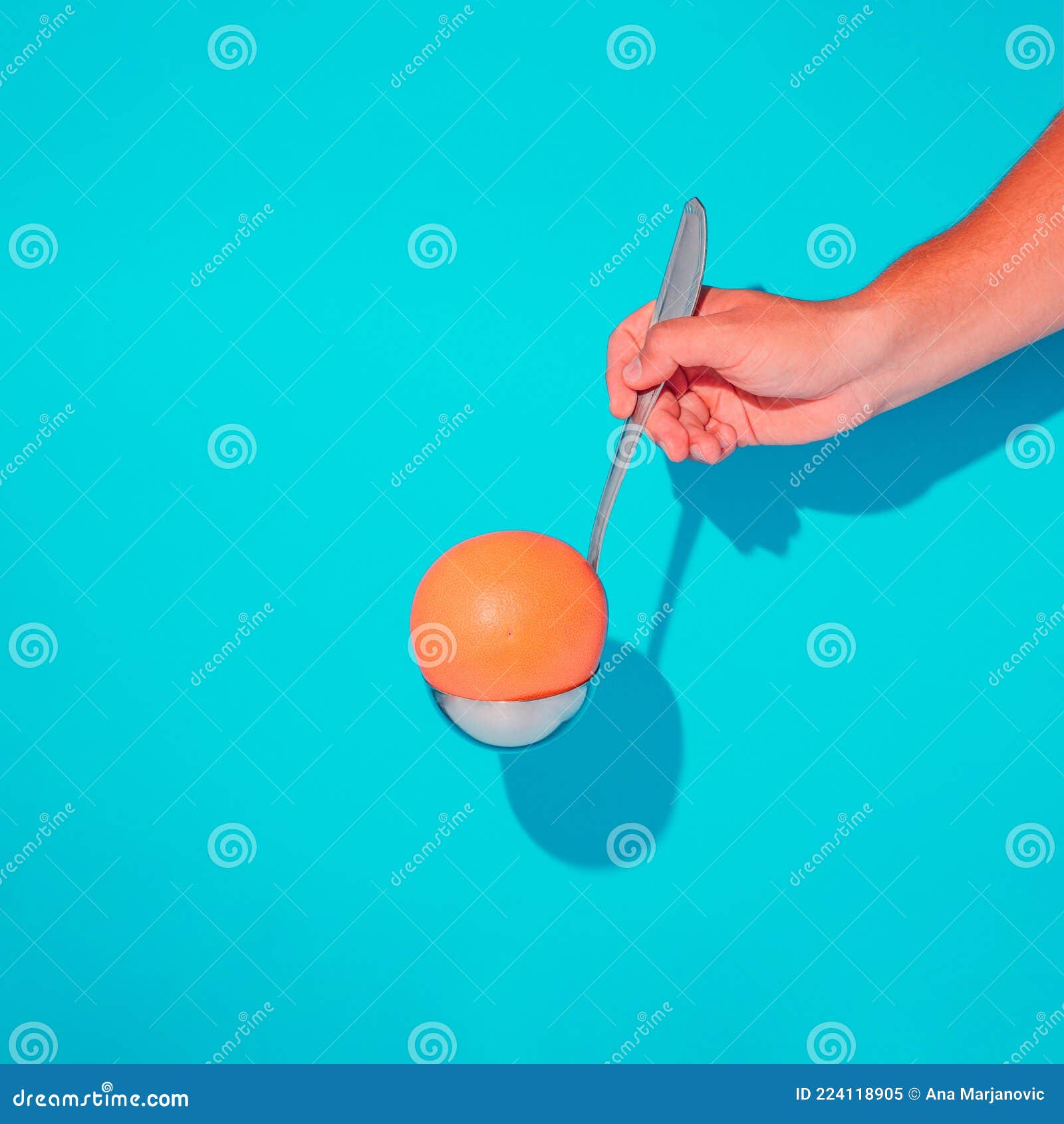 Uma Composição De Verão Criativa Com Uma Mão Segurando Uma Toranja Numa  Escada. Conceito Mínimo De Frutos Num Fundo Azul. Imagem de Stock - Imagem  de feliz, suco: 224118905