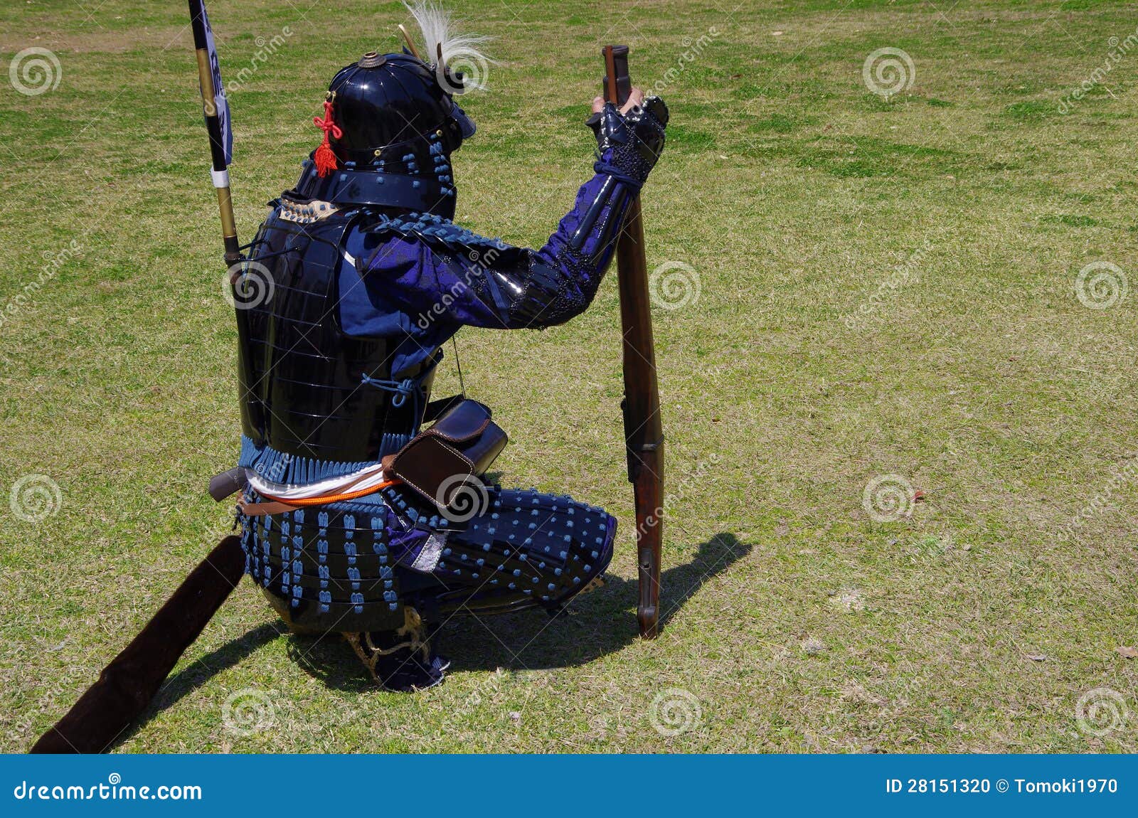 Uma da tropa japonesa velha da arma de fogo está agachando-se em um evento.