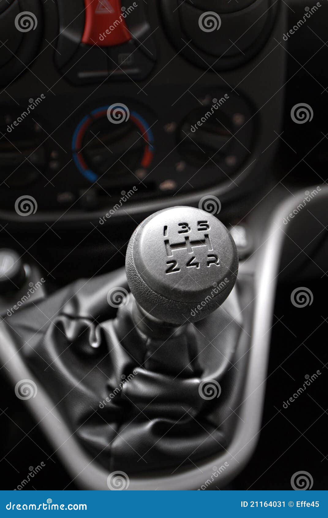 Uma Engrenagem Manual Do Carro Da SHIFT Imagem de Stock - Imagem de carro,  reverso: 21164031