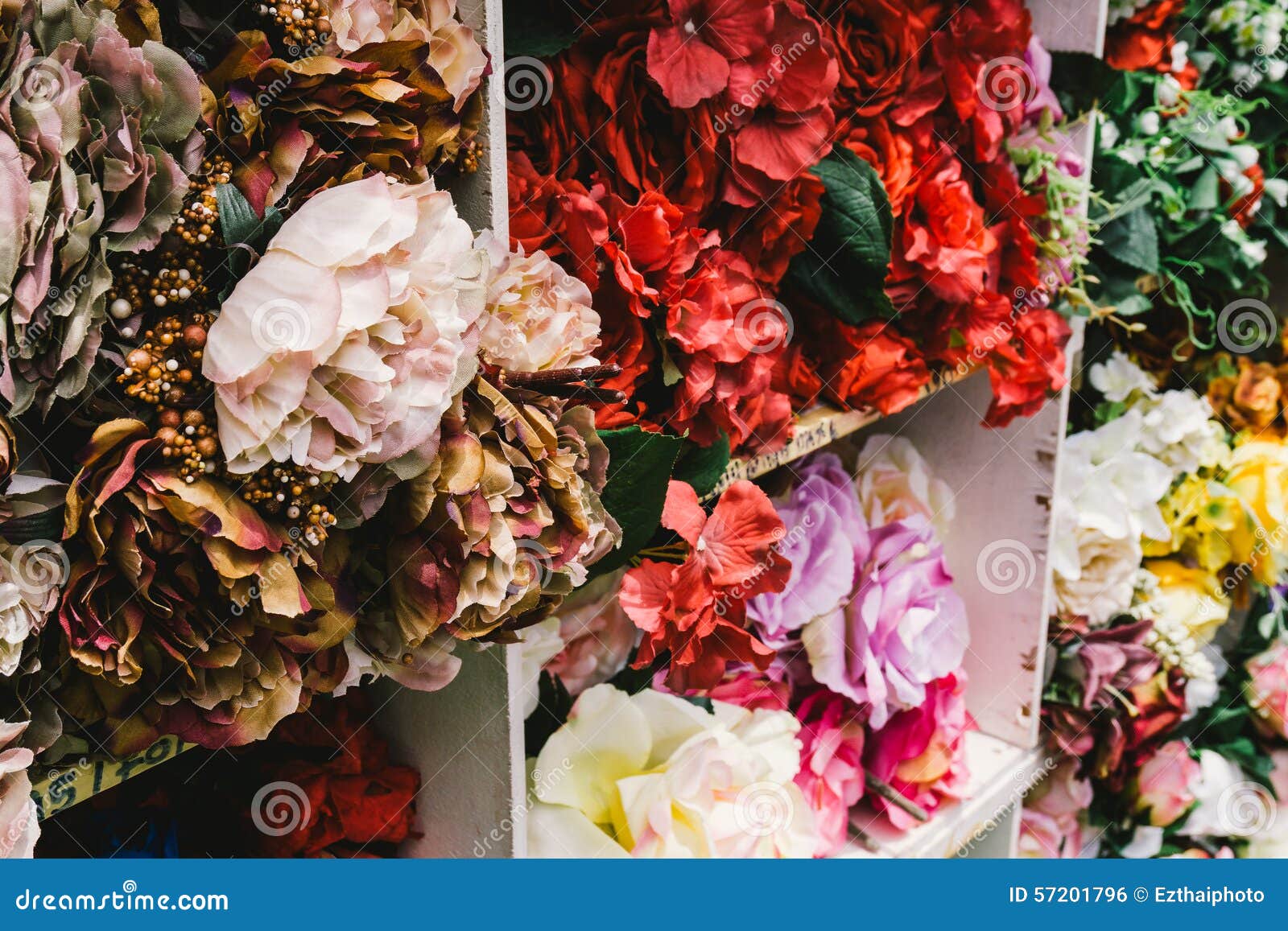 Uma Exposição De Flores Artificiais Para a Venda Nesta Loja Foto de Stock -  Imagem de flora, indicador: 57201796