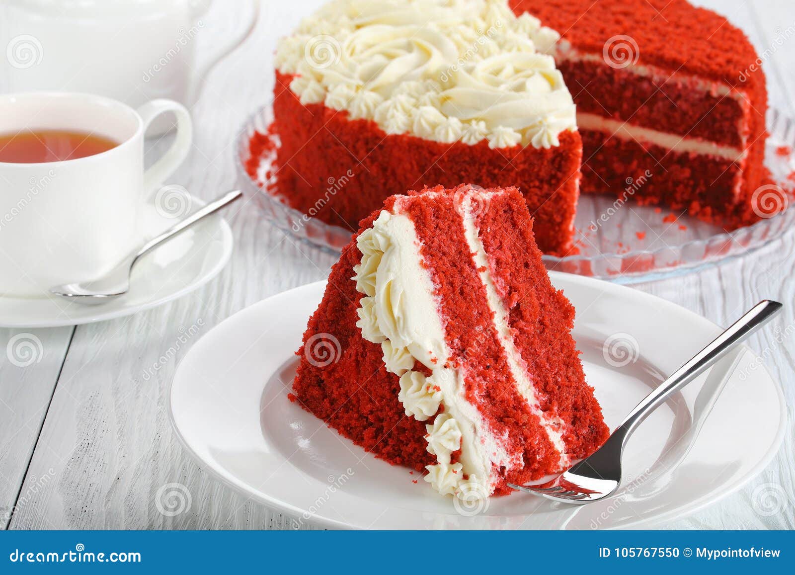 Uma Fatia De Bolo Vermelho De Veludo Foto de Stock - Imagem de cozido,  faca: 105767550, image size:1600x1157