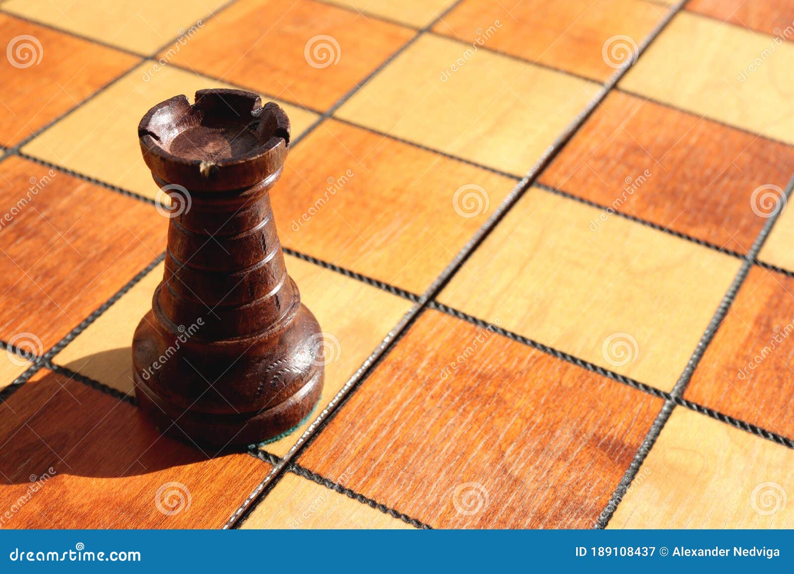 Duas torres de xadrez preto no tabuleiro de xadrez