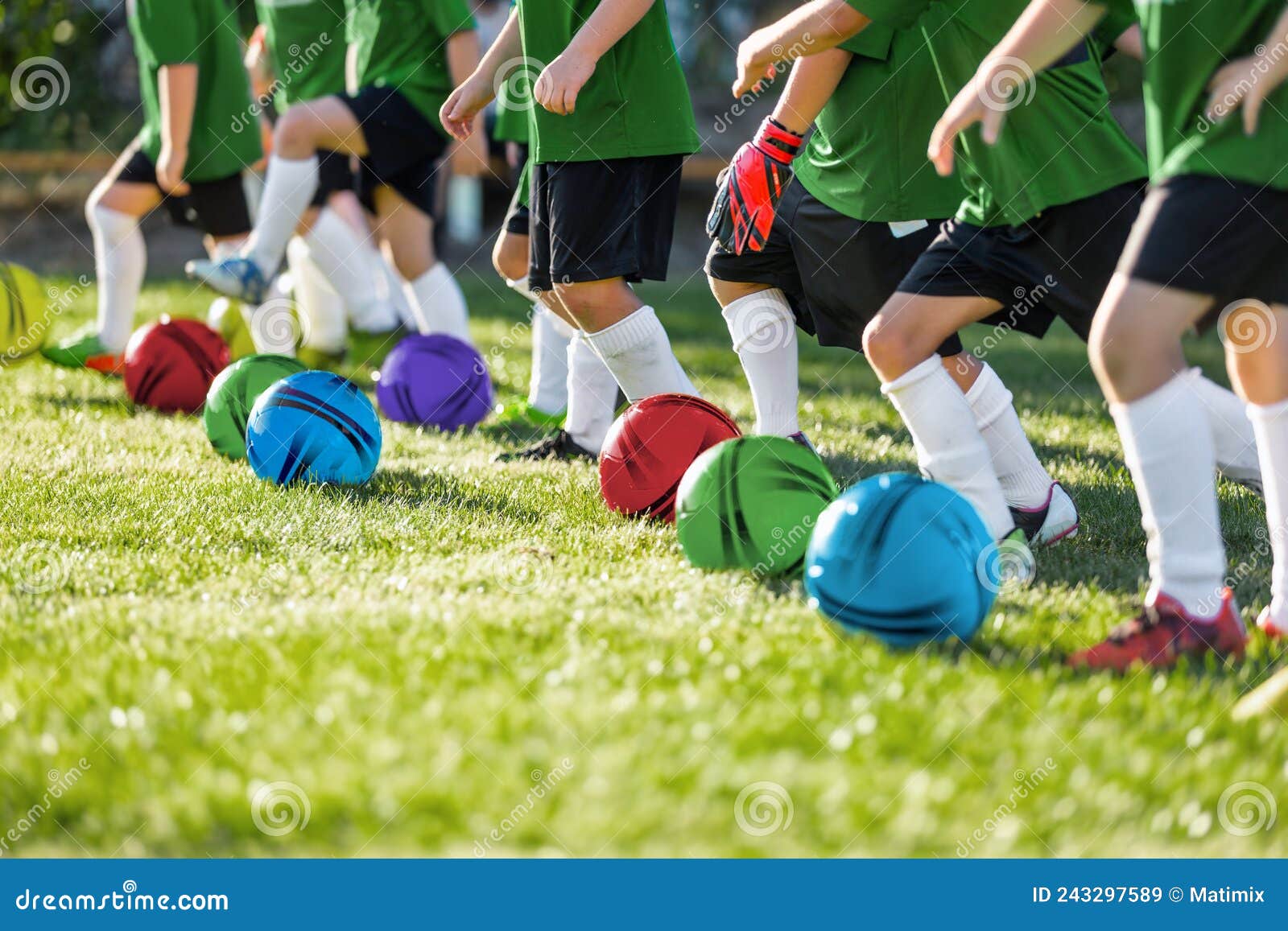 Esporte, treinamento de futebol e pessoas - jogador de futebol jogando com  bola no campo