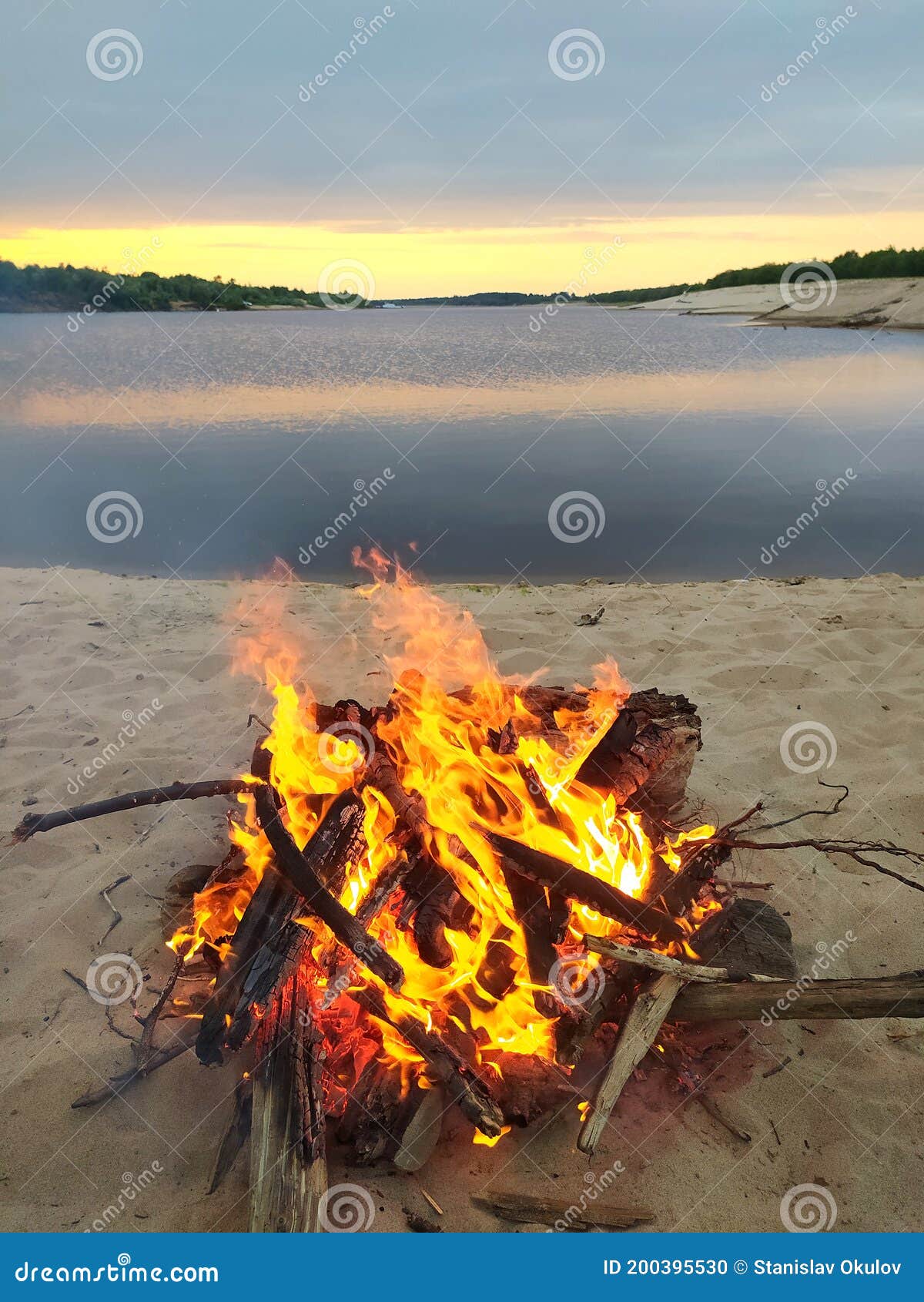 Uma fogueira com fogo na água e fogo na água.