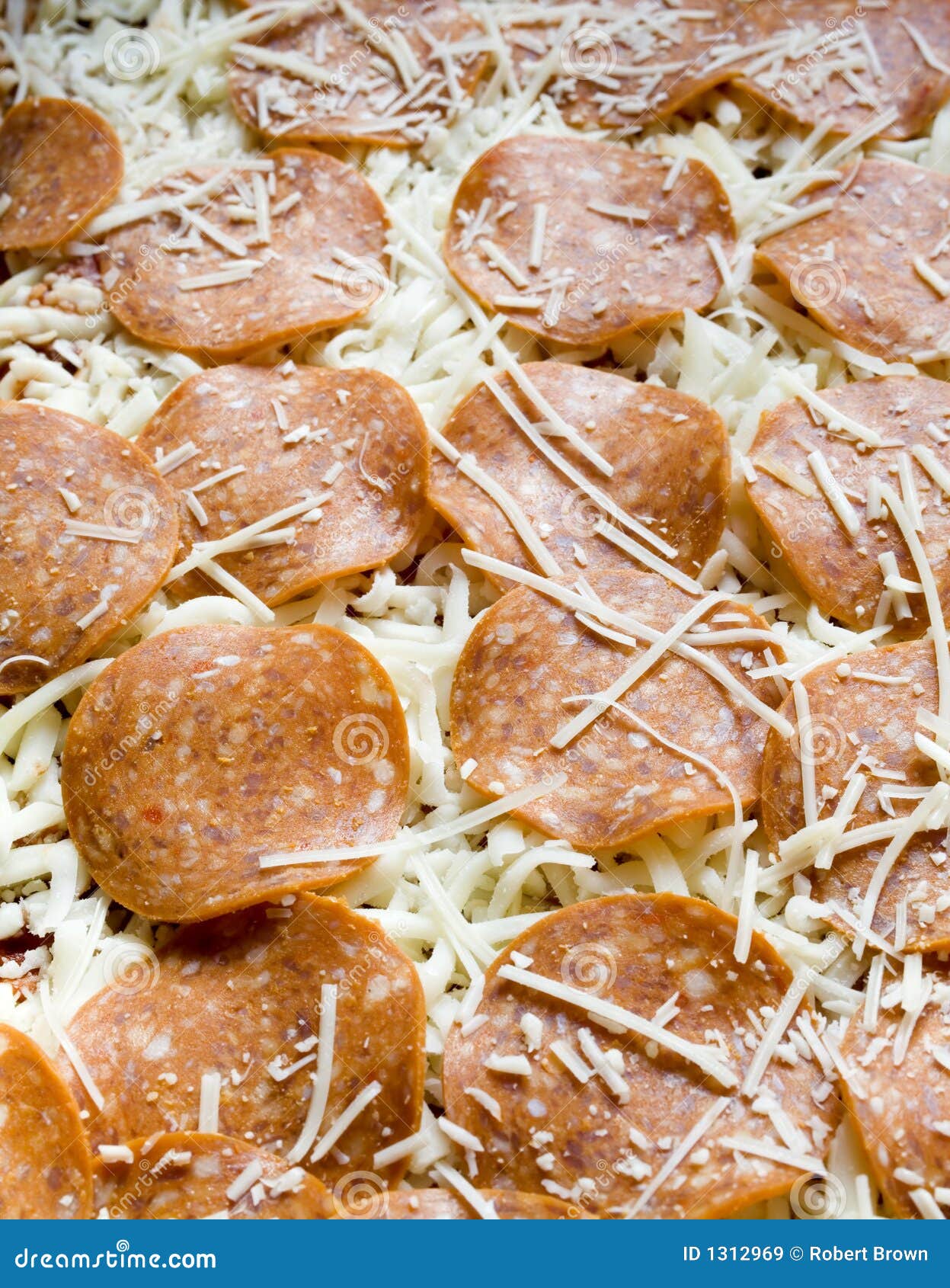Uma Folha De Pizza De Pepperoni Uncooked Imagem de Stock Imagem de