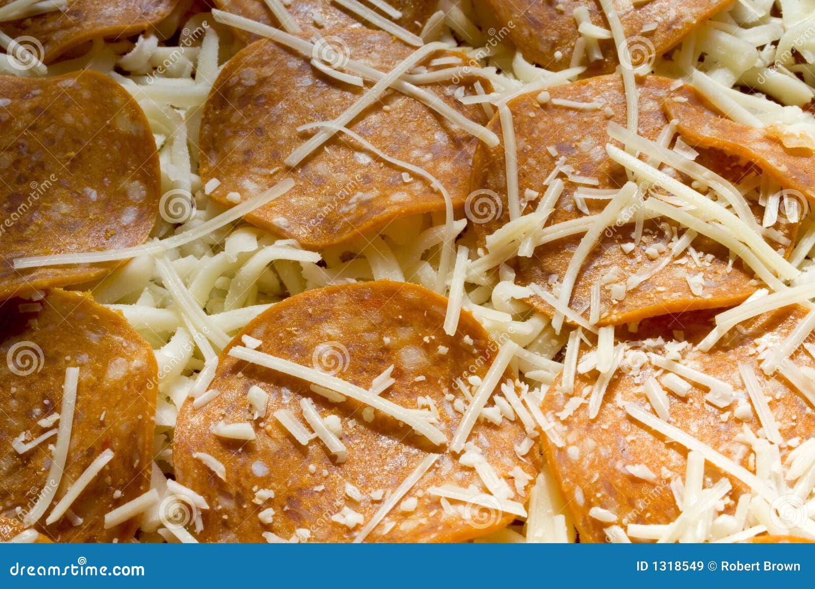 Uma Folha De Pizza De Pepperoni Uncooked Imagem de Stock Imagem de