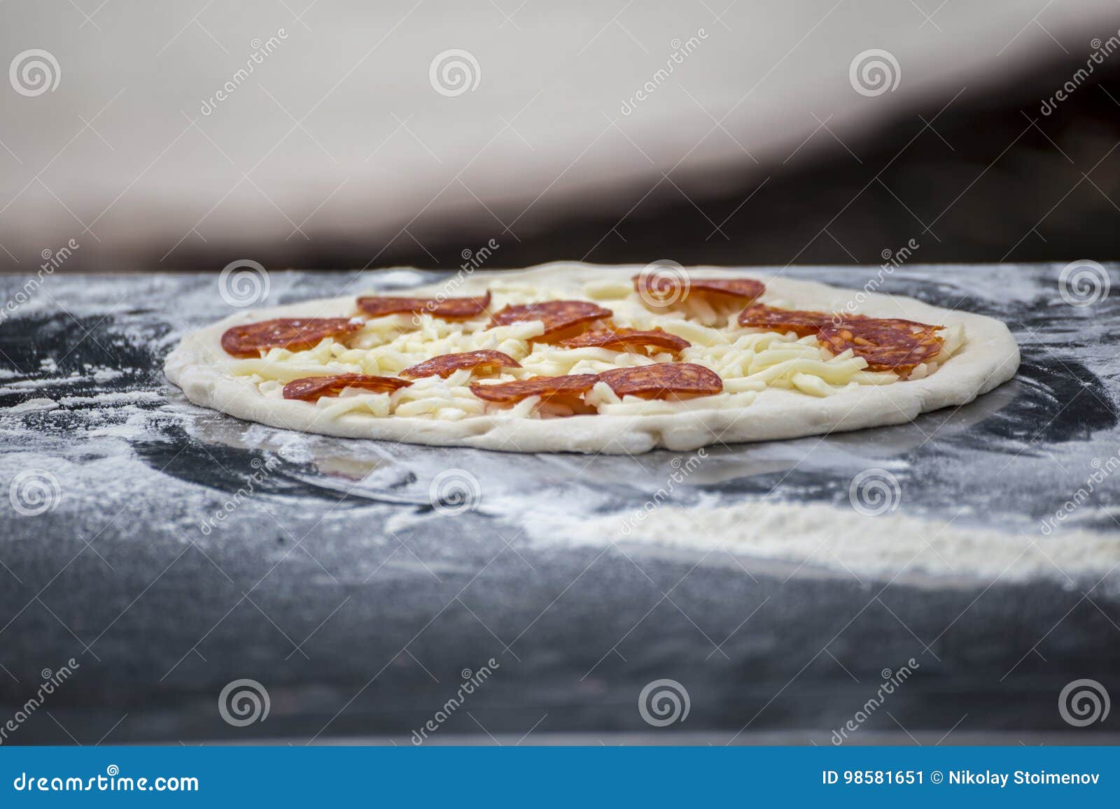 Uma Folha De Pizza De Pepperoni Uncooked Imagem de Stock Imagem de