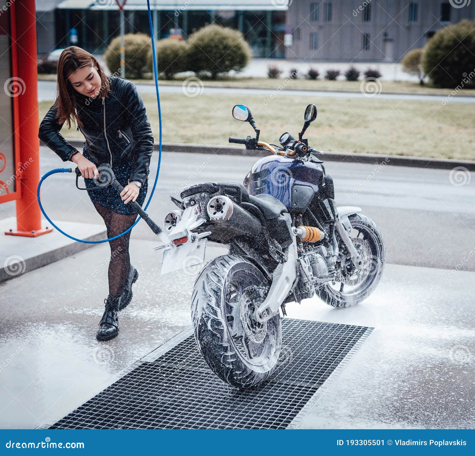 Foto De Louca Chocante Motorista Descuidada, Moça De Moto Vestida