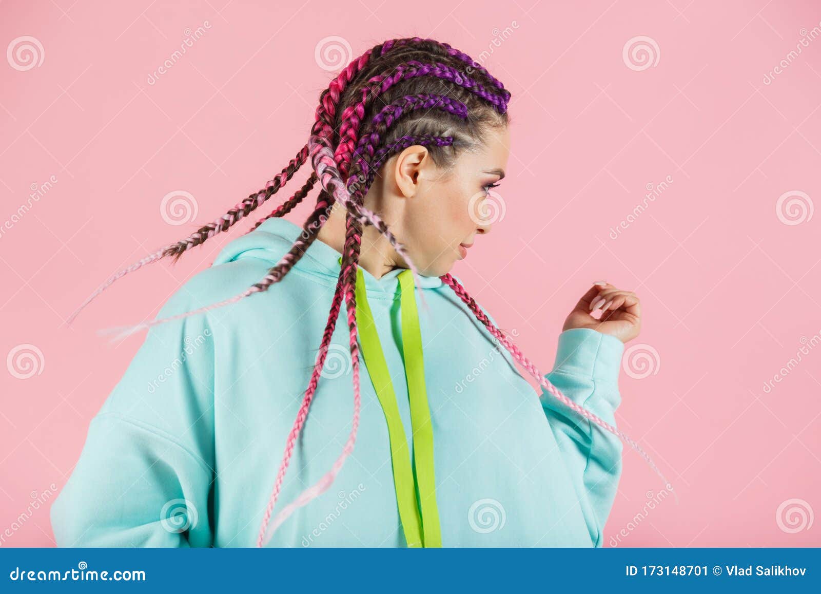 Uma Garota Com Um Conjunto De Tranças Multicoloridas Kanekalon. Fios De  Cabelo Artificiais Coloridos Imagem de Stock - Imagem de costas, cabelo:  173148701