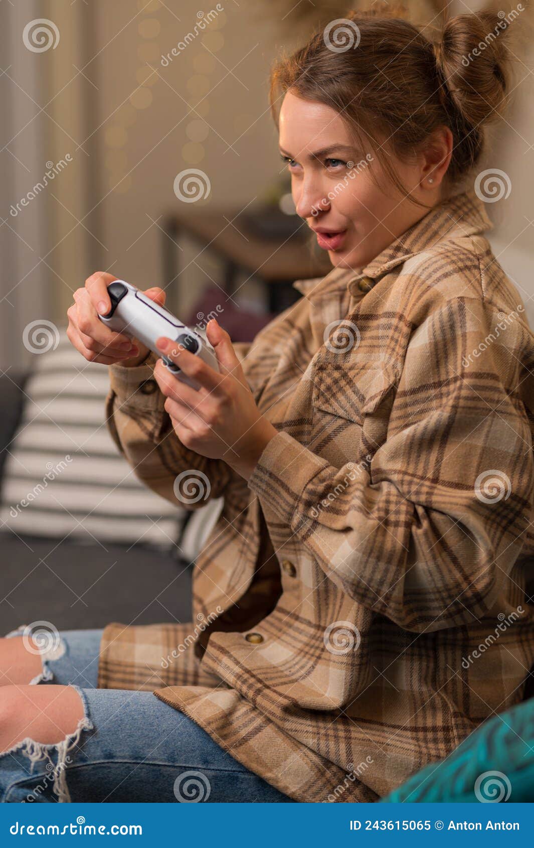 Uma Garota Com Um Gamepad Em Suas Mãos Joga Um Videogame