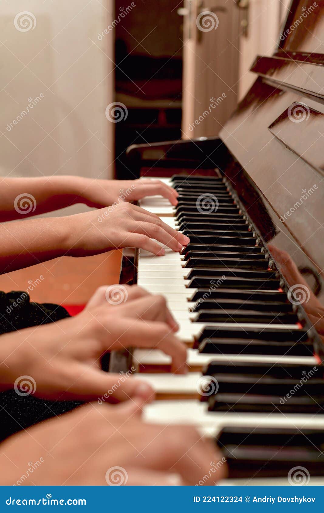 Fundo Mão De Meninos Tocando As Teclas Do Piano Jogo De Piano Pré