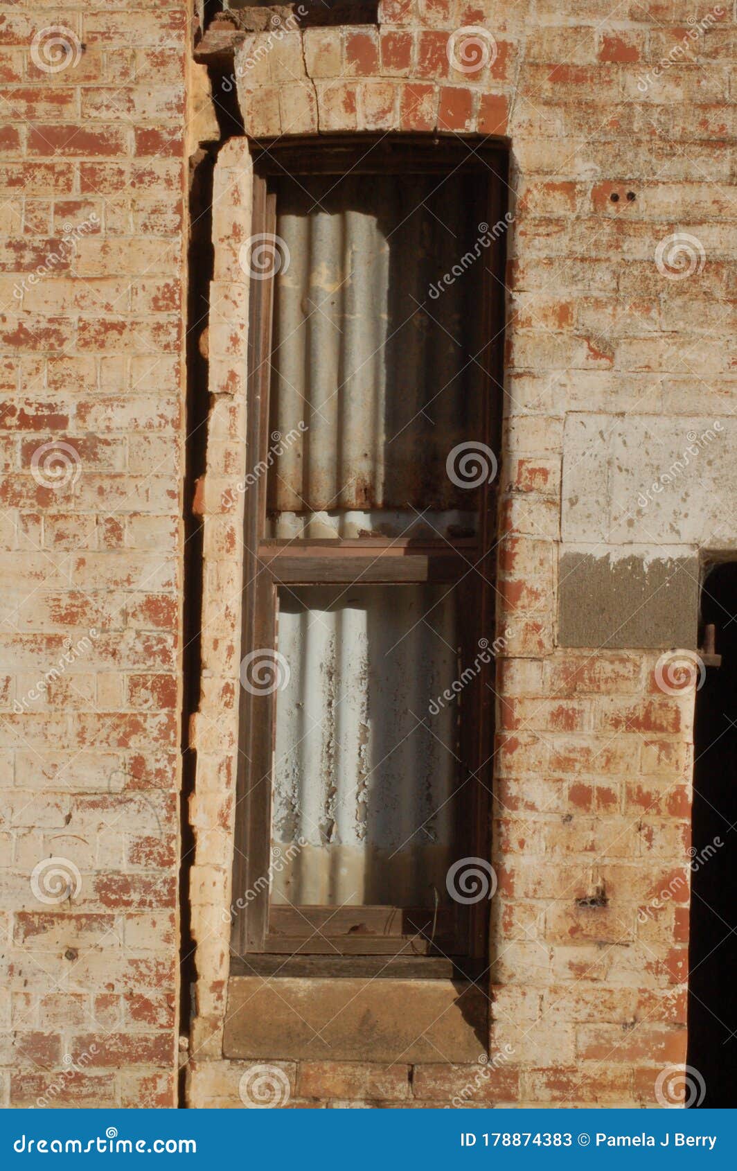 A Abertura Da Janela é Oblonga Foto de Stock - Imagem de tijolo