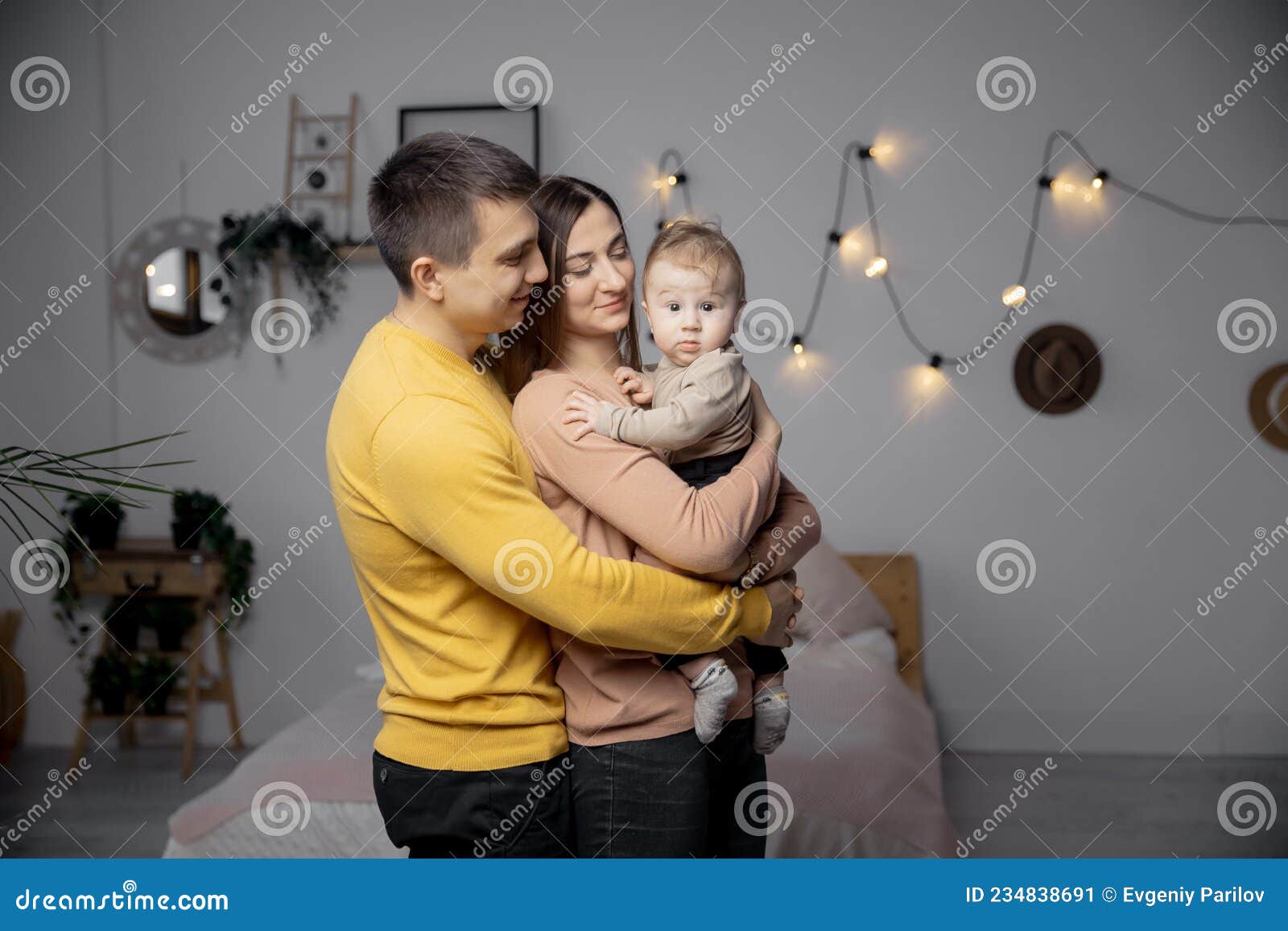 Foto Jovem feliz sorrindo família com cavalo. Família de quatro