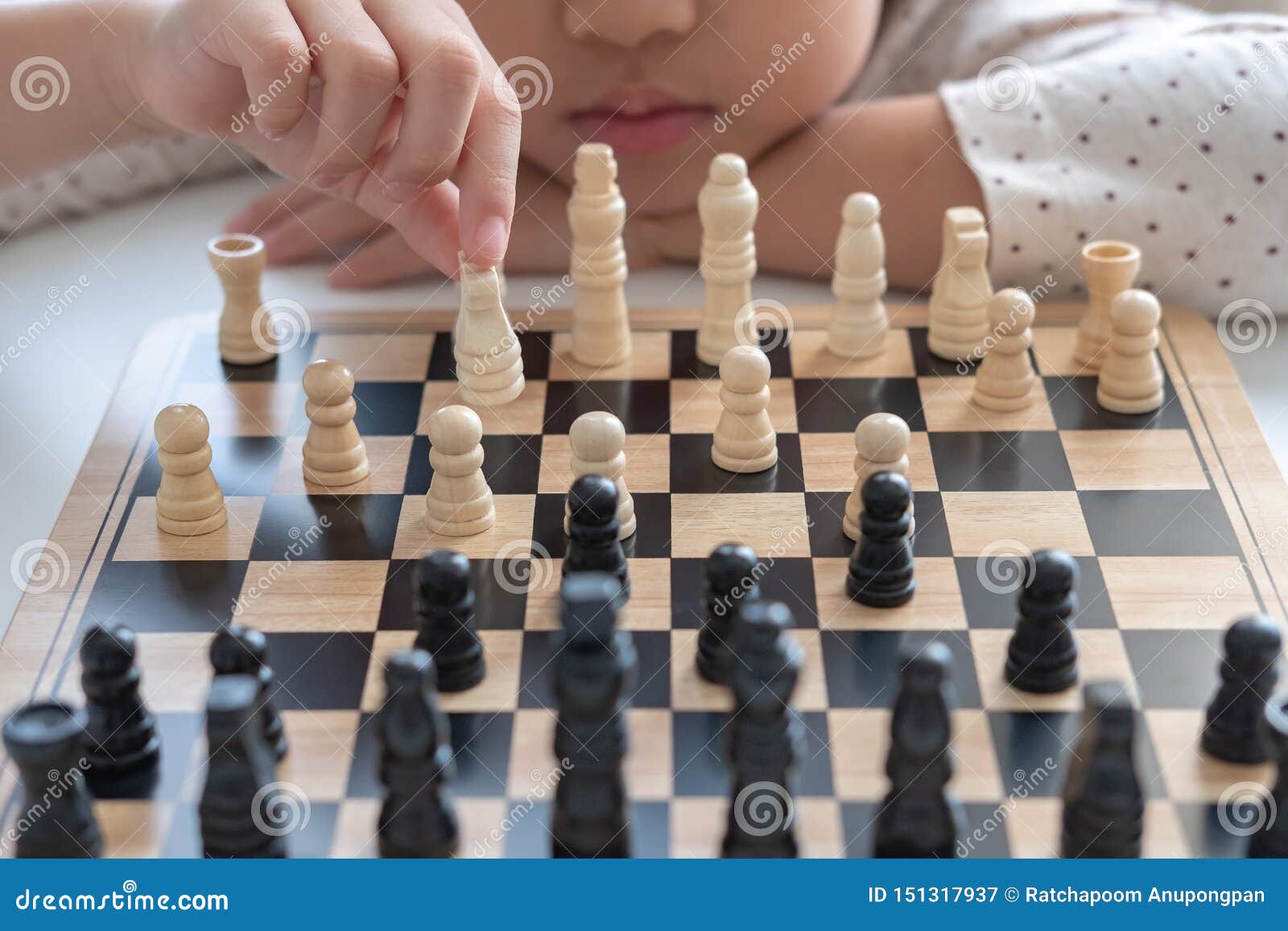 Uma Ásia Menina Aprender A Jogar Xadrez Jogo Foto Royalty Free