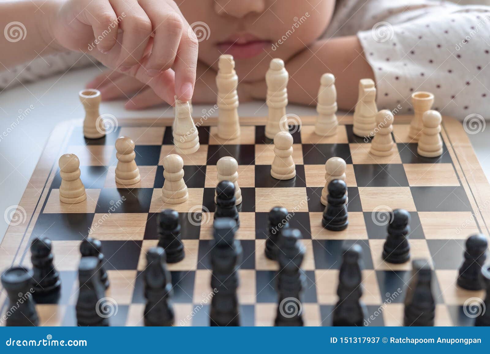 Uma Menina Aprende Como Jogar O Jogo De Xadrez Imagem de Stock