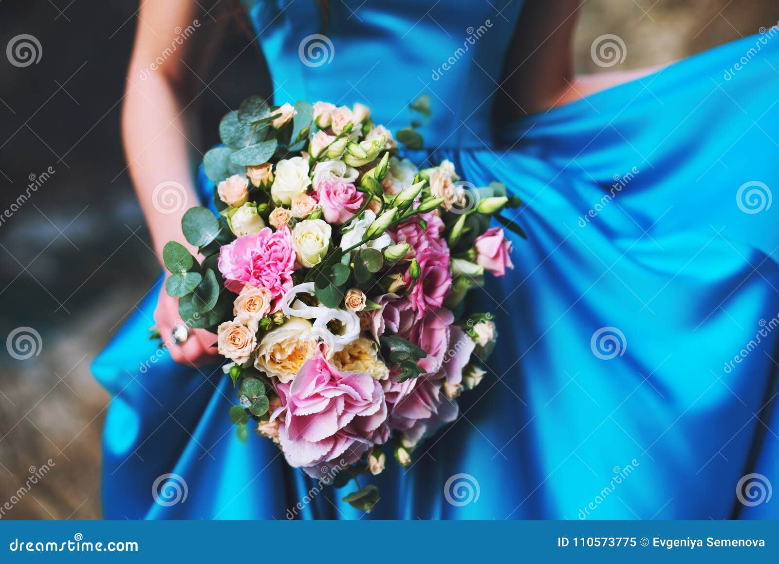 vestido azul com flores rosa