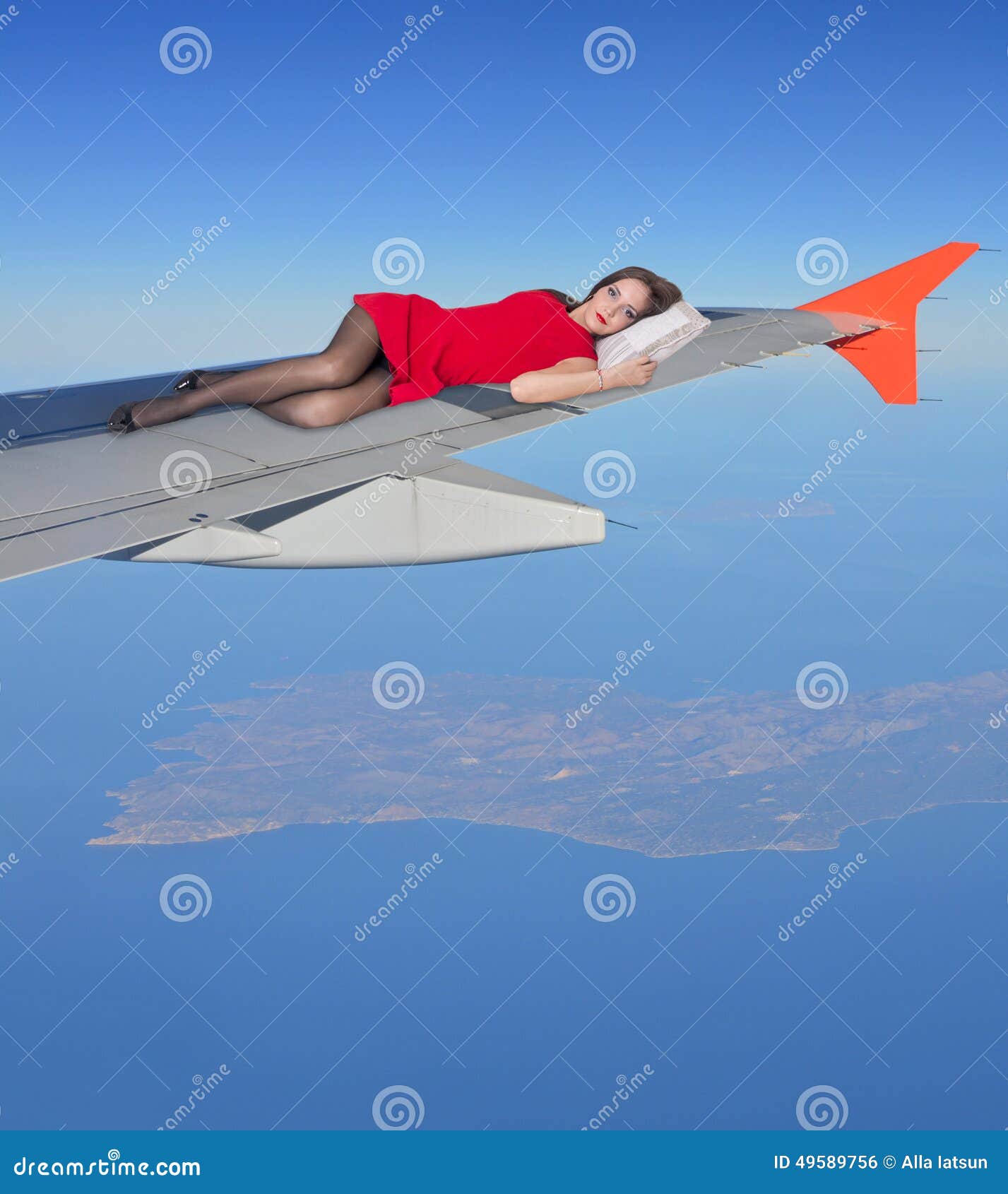 Ой мама мне бы крылья аэроплана. Девушка на крыле самолета. Крыло самолета. Человек на крыле самолета. Сидит на крыле самолета.