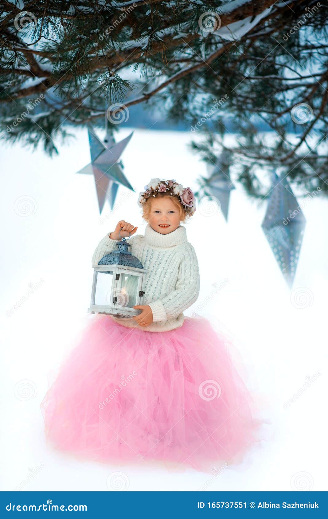 Linda princesa sorridente com lenço de cabelo desenhado à mão