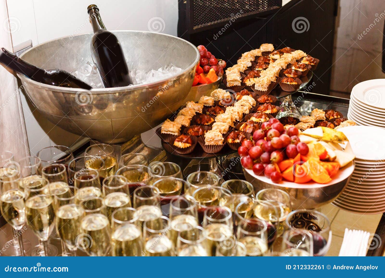 Uma Mesa Cheia De Alimentos Imagem de Stock - Imagem de creme, fundo:  212332261, image size:1600x1157