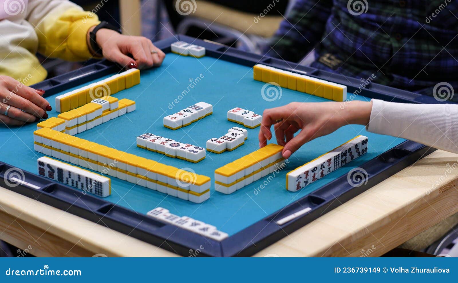 O mahjong na mesa antigo jogo de tabuleiro asiático fecha a imagem