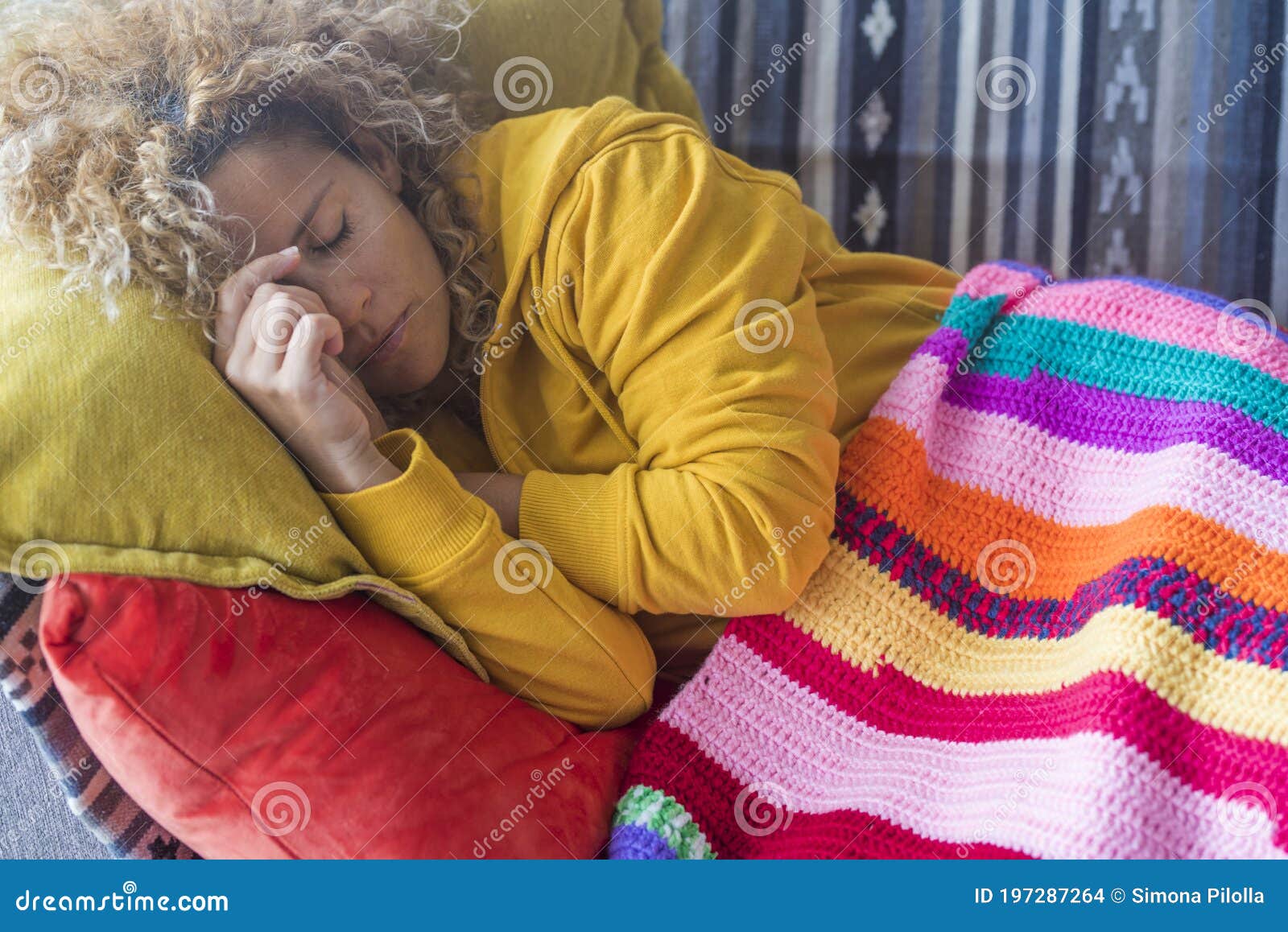 Uma Mulher Bonita E Solitária Dorme Em Casa Na Hora Da Luz Do Dia - Cansada  E Estressada, As Pessoas Pensam Em Dormir No Sofá - Foto de Stock - Imagem  de