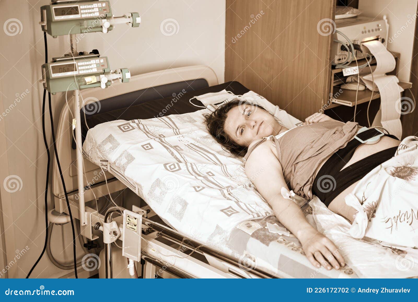 Uma Mulher Gravida Da A Luz Num Hospital Com Gotejamento E Uma Maquina De Ctg Mulher Numa Cama Clinica Durante O Trabalho De Part Foto De Stock Imagem De Caucasiano Maternidade Uma Mulher Gravida Da A Luz Num Hospital Com Gotejamento E Uma Maquina De Ctg Mulher Numa Cama Clinica Durante O Trabalho De Part Foto De Stock Imagem De Caucasiano Maternidade