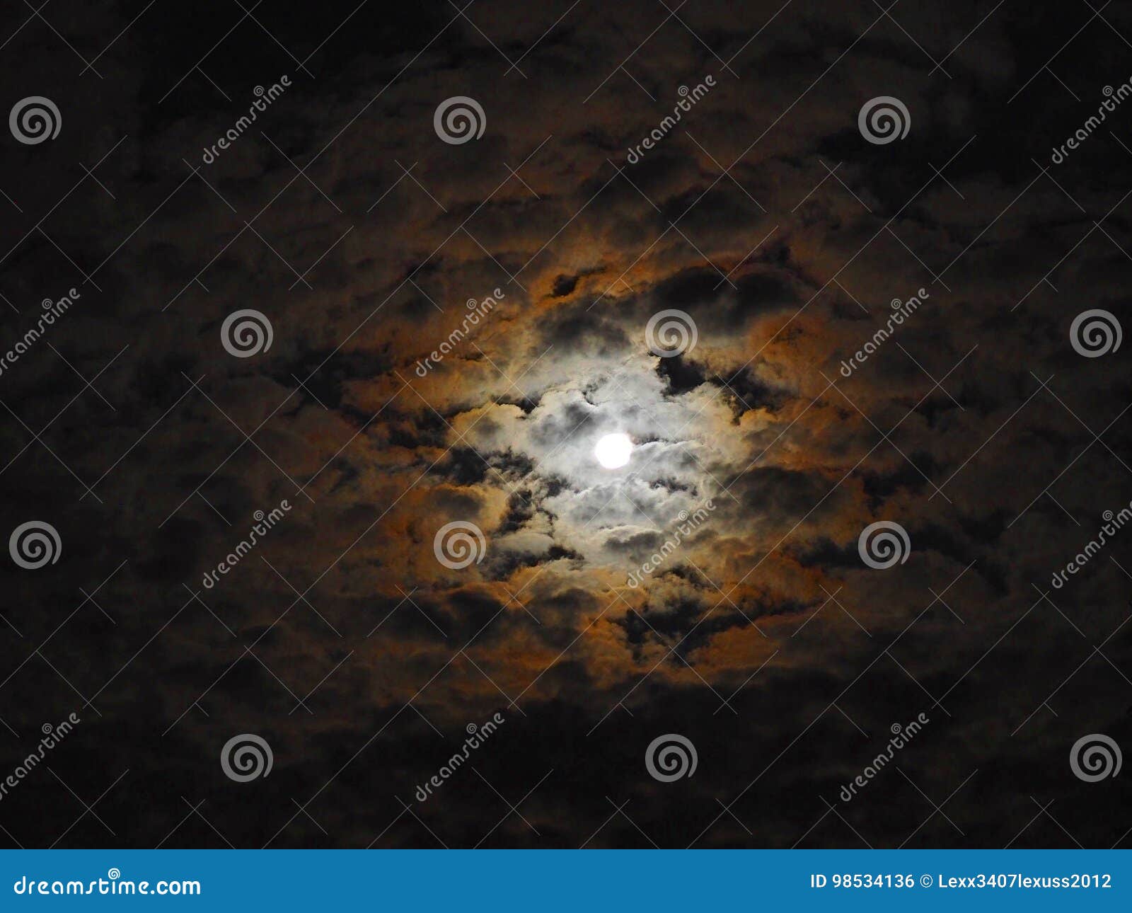 Uma noite bonita da Lua cheia. Lua lindo nas nuvens
