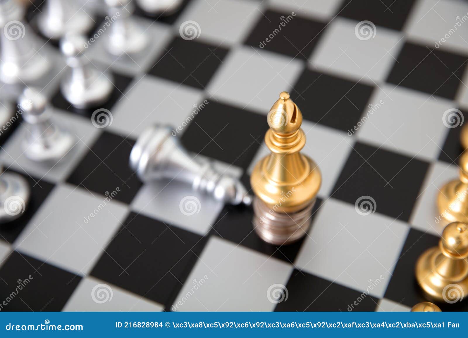 A peça de xadrez de peão de ouro que se destaca do grupo de peças de xadrez  de peão de prata no tabuleiro de xadrez em fundo branco se destaca da  multidão