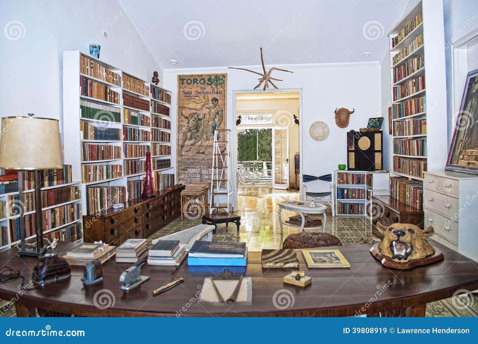 Uma sala de estudo clássica. Sala de estudo de Ernest Hemingway em sua casa em San Francisco de Paula, Cuba. Janeiro de 2014 tomado foto