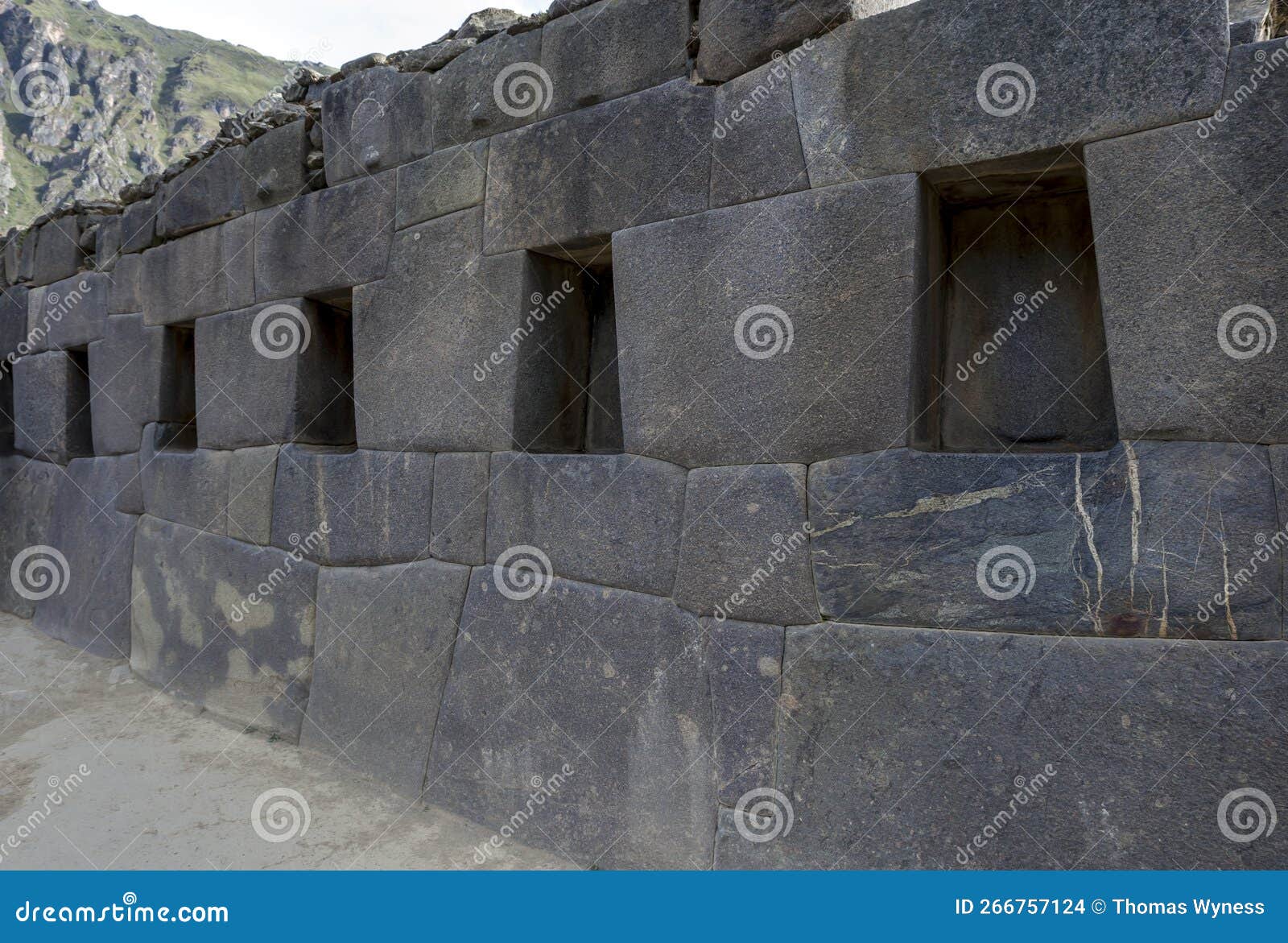 Uma Seção De Um Muro De Pedra Antiga Em Ollantaytambo Em Peru. Foto de  Stock - Imagem de artesanato, arquitetura: 266757124