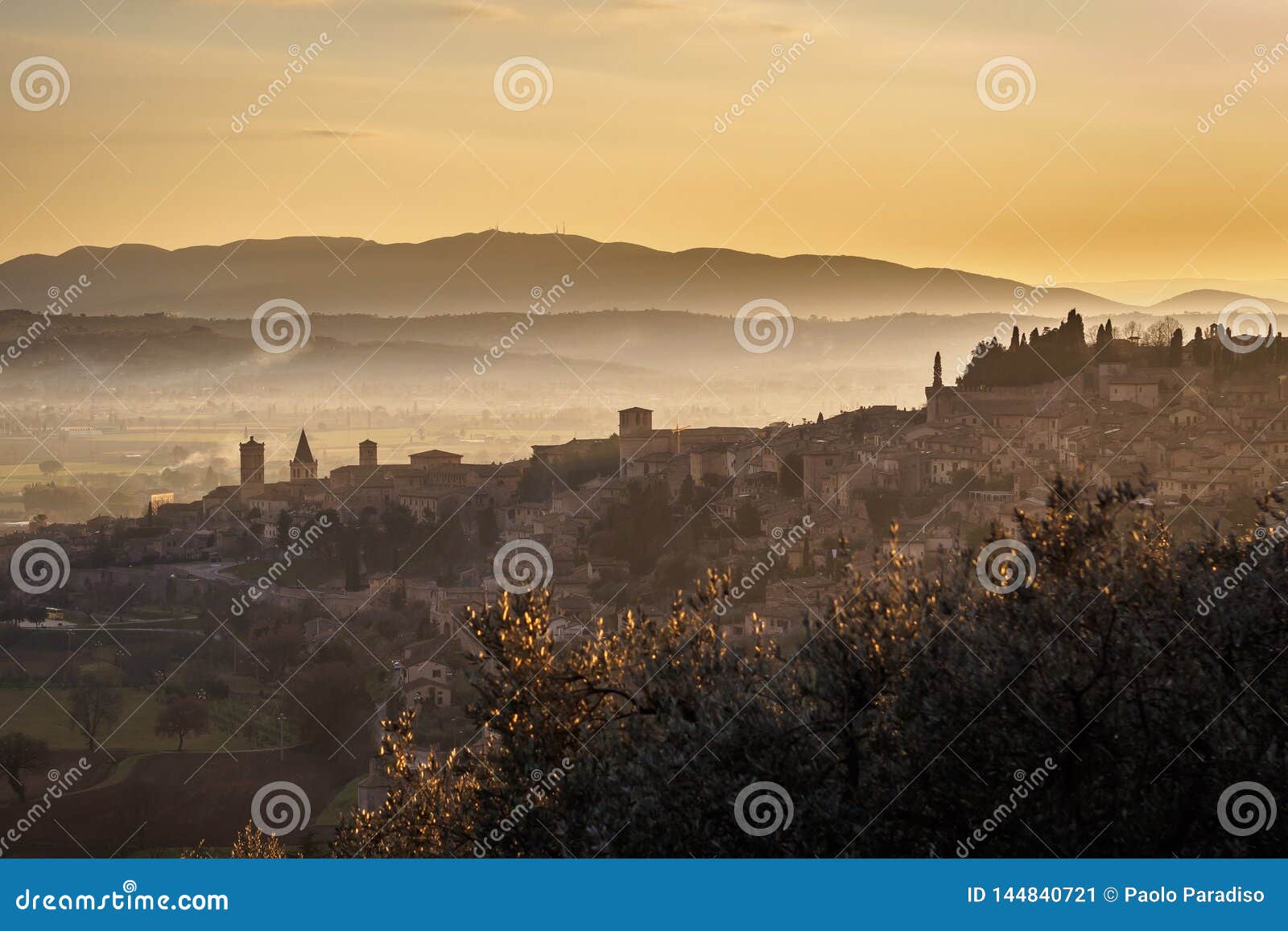 Uma vista de Spello em ?mbria no por do sol Formato de paisagem