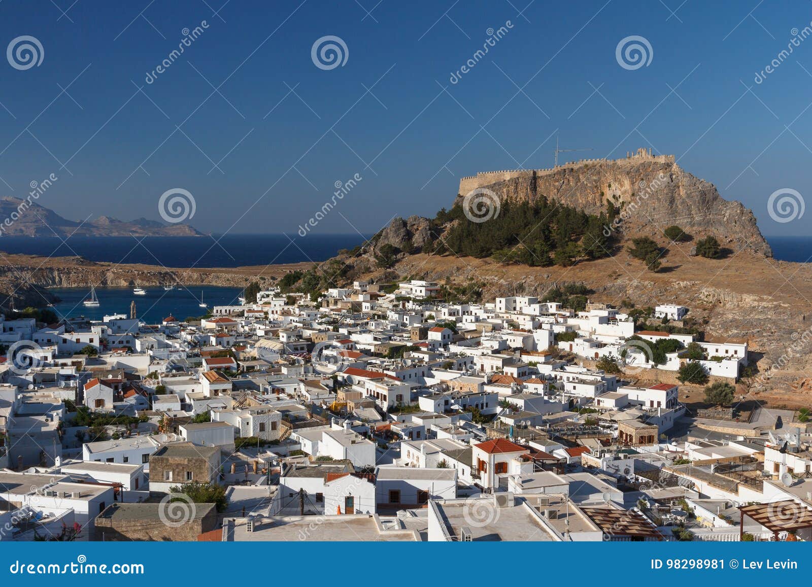 Uma vista sobre a cidade de Lindos, ilha do Rodes, Grécia